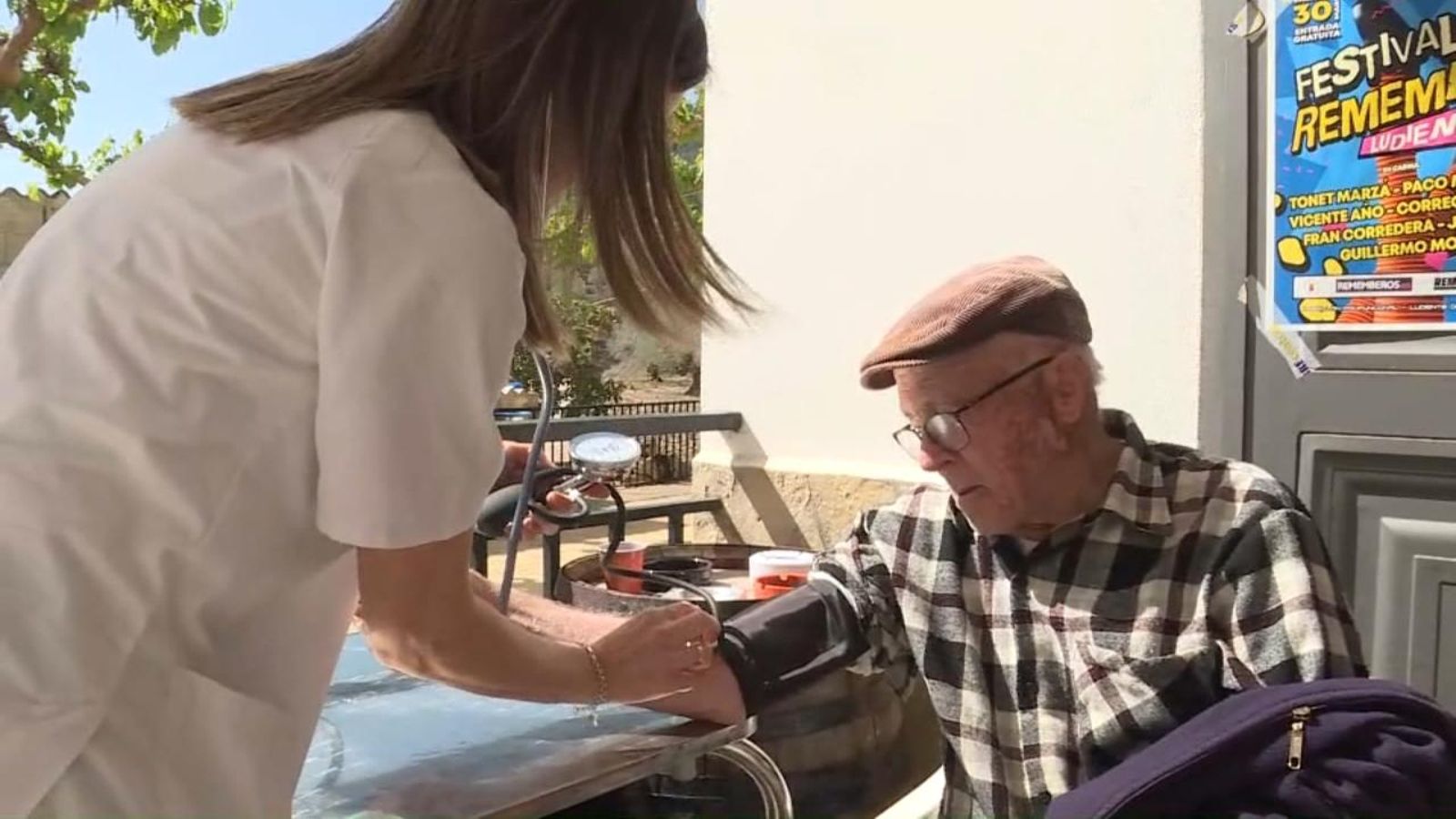 La infermera d'Atenció Primària, Bárbara Bellés, atén un pacient