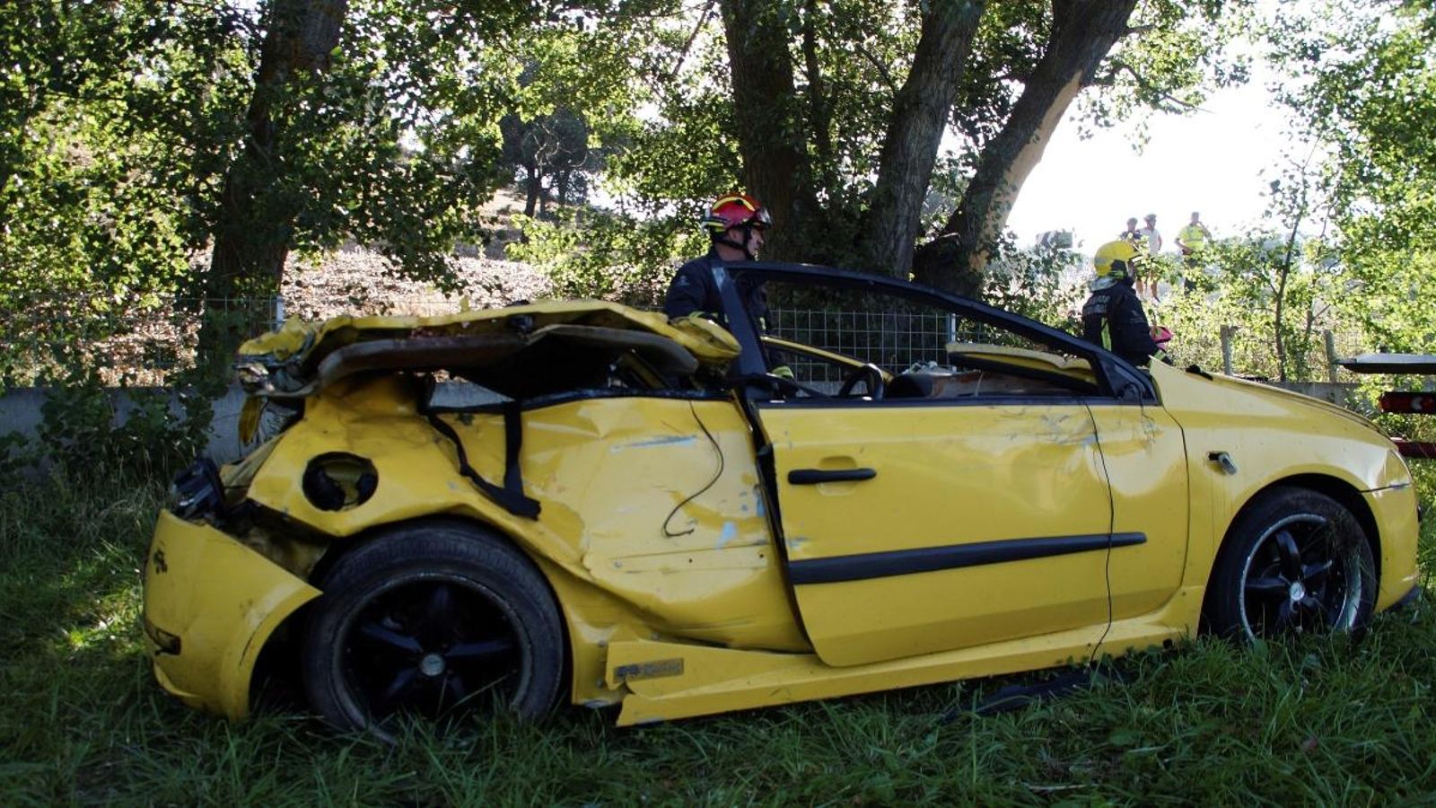 En l'automòbil de cinc places anaven sis persones.