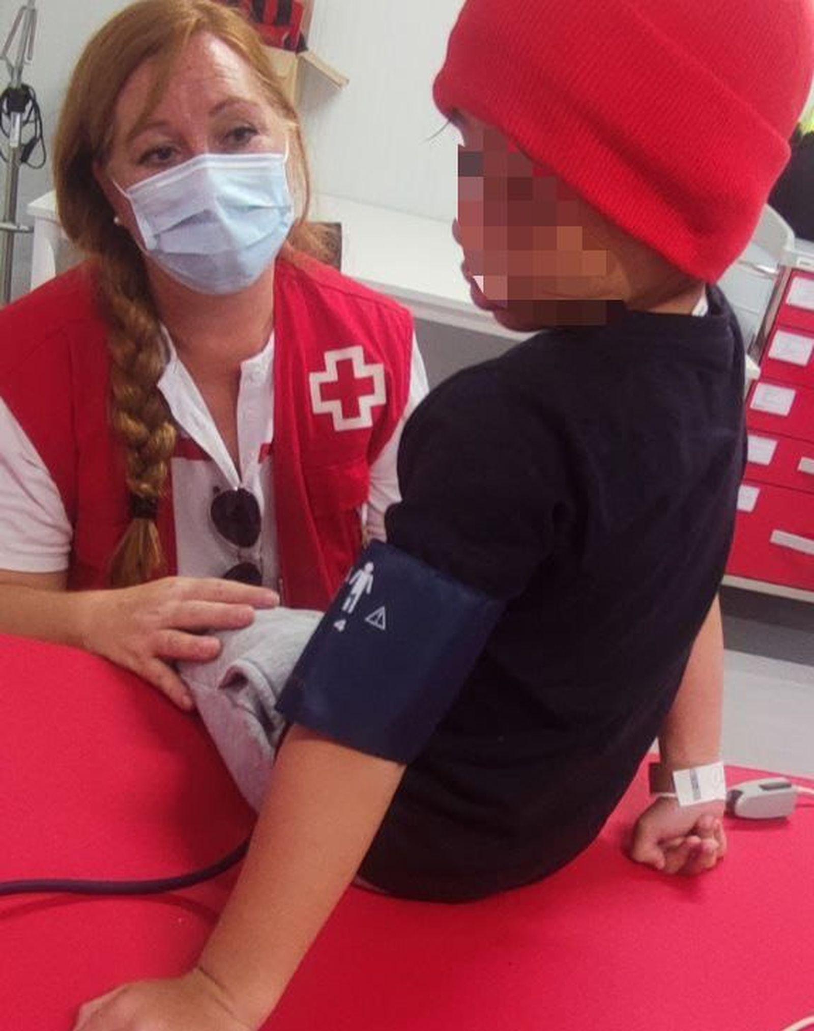 La Creu Roja atén als migrants que viatjaven a la pastera