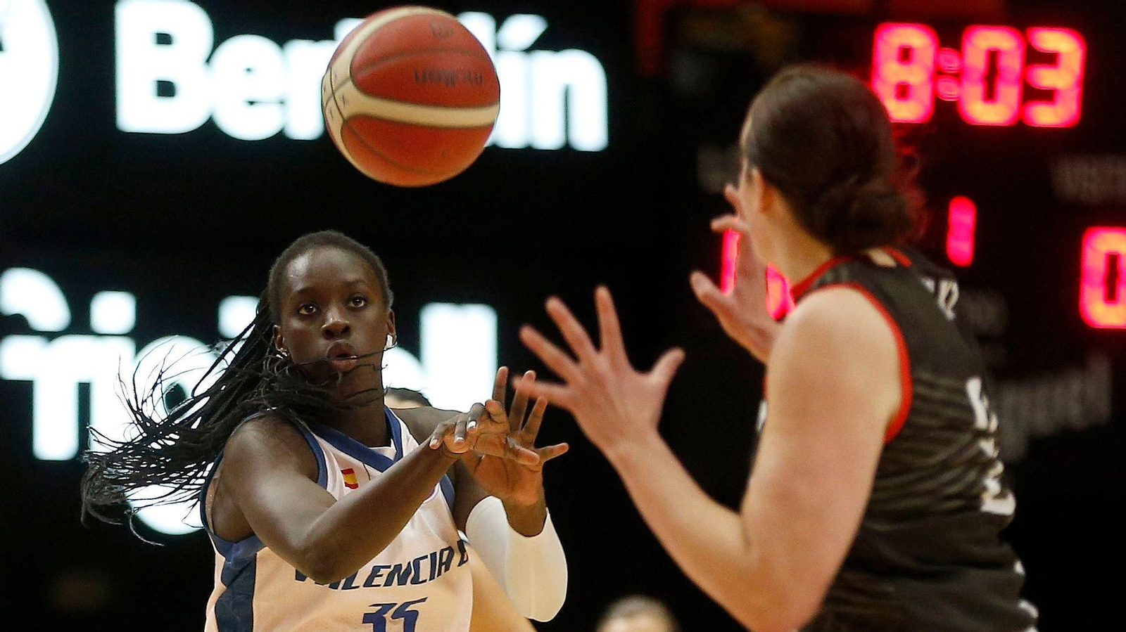 Awa Fam, en una acció del partit