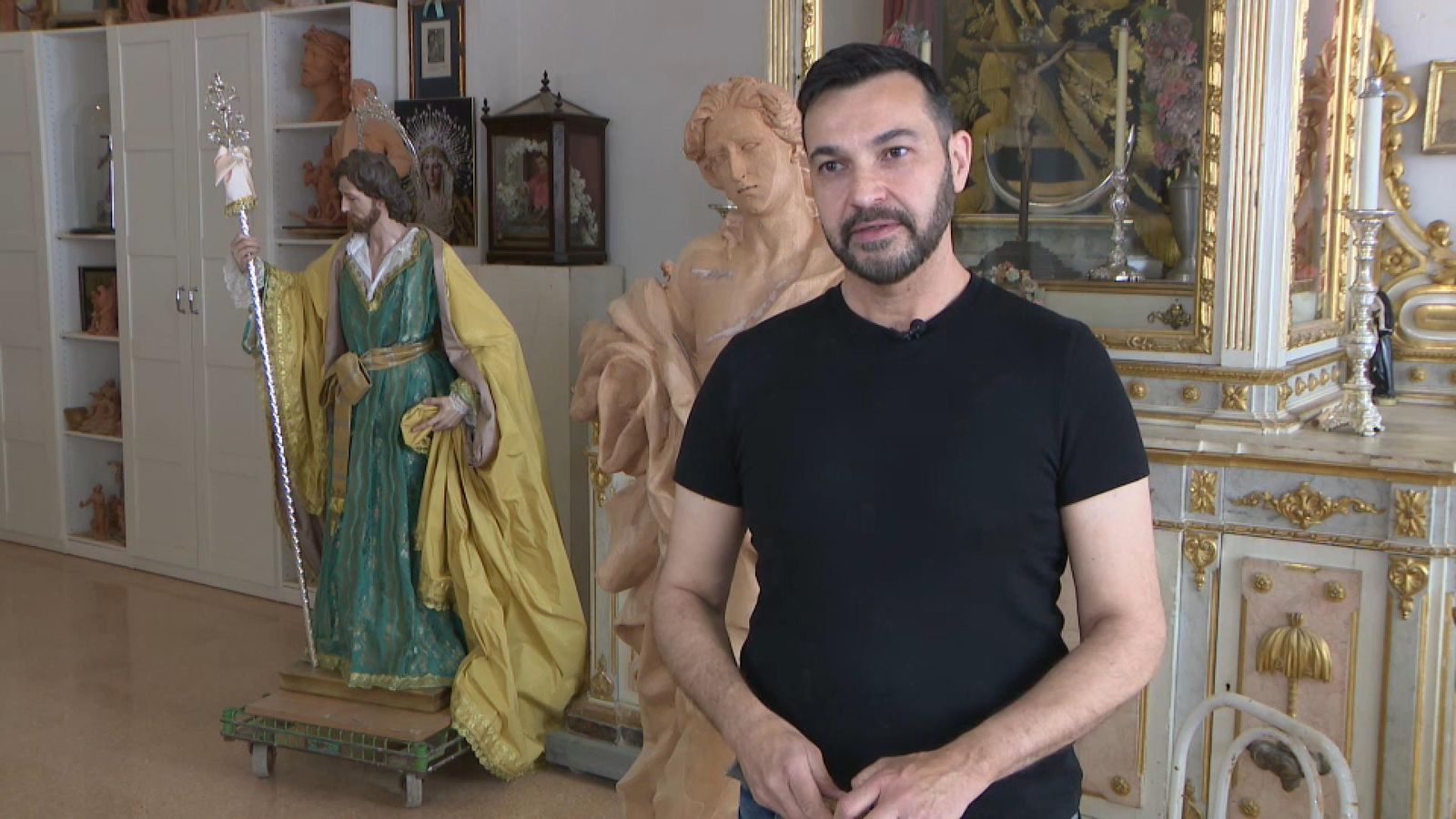 L'escultor Ramón Cuenca al seu taller de Coix, d'on ixen les talles que ixen en processó pels carrers de moltes poblacions espanyoles