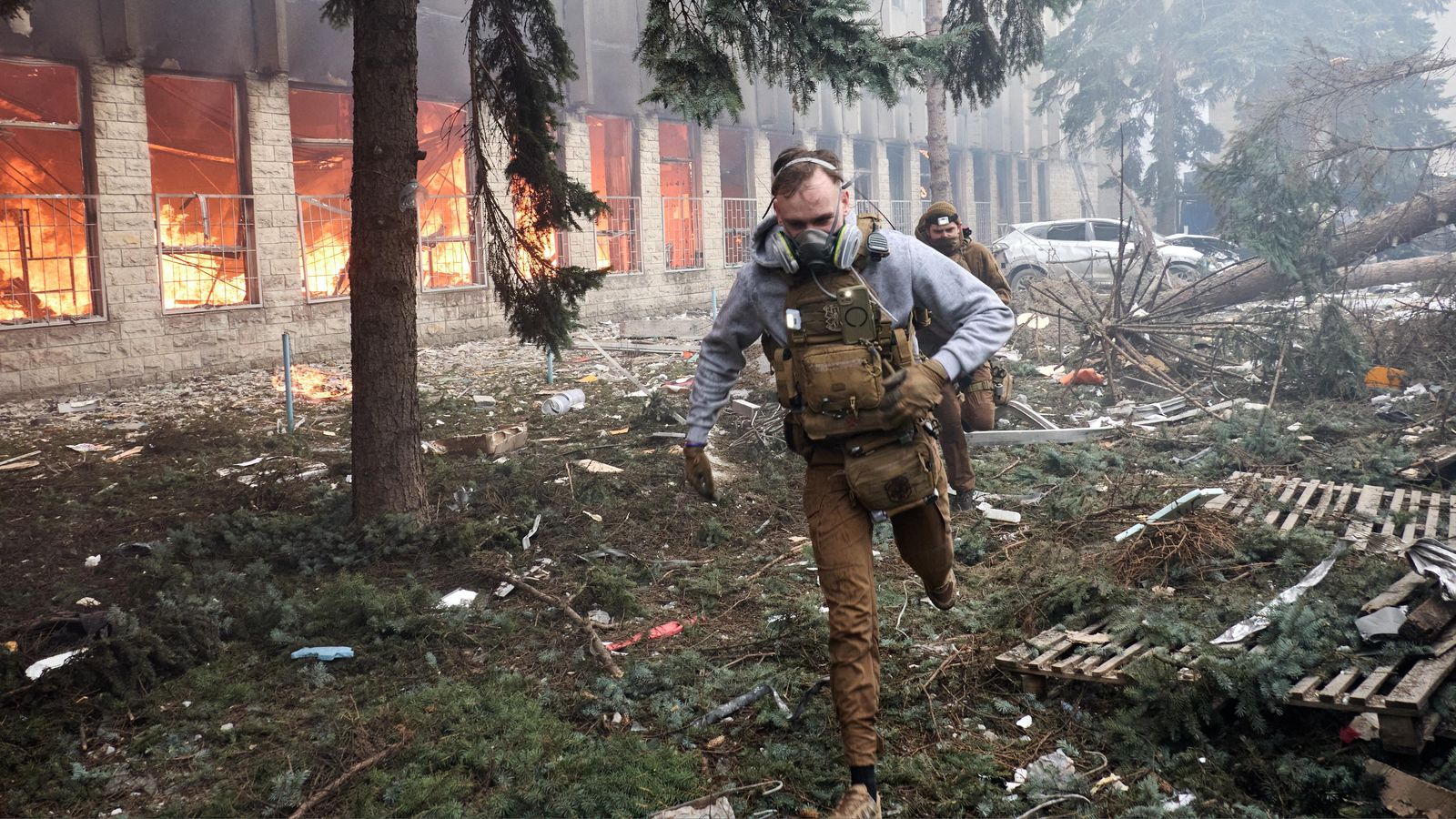 Militars ucraïnesos corren després d'un atac amb míssils contra un edifici industrial a Khàrkiv