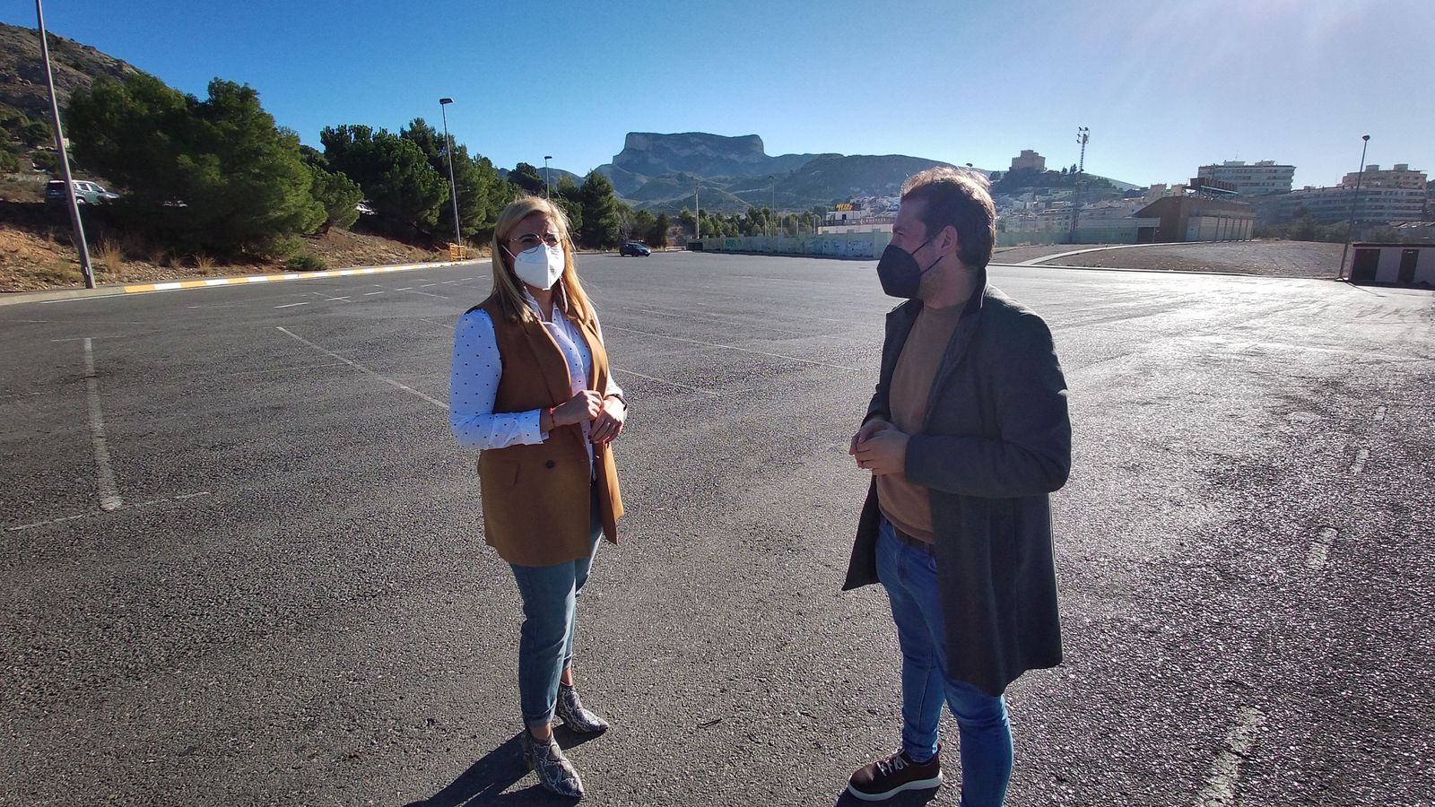 L'alcaldessa de Petrer, Irene Navarro i el regidor de Turisme, David Morcillo, en el camp del Barxell