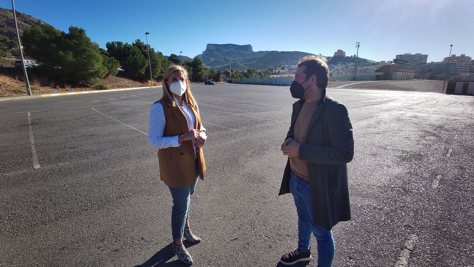L'alcaldessa de Petrer, Irene Navarro i el regidor de Turisme, David Morcillo, en el camp del Barxell L'alcaldessa de Petrer, Irene Navarro i el regidor de Turisme, David Morcillo, en el camp del Barxell