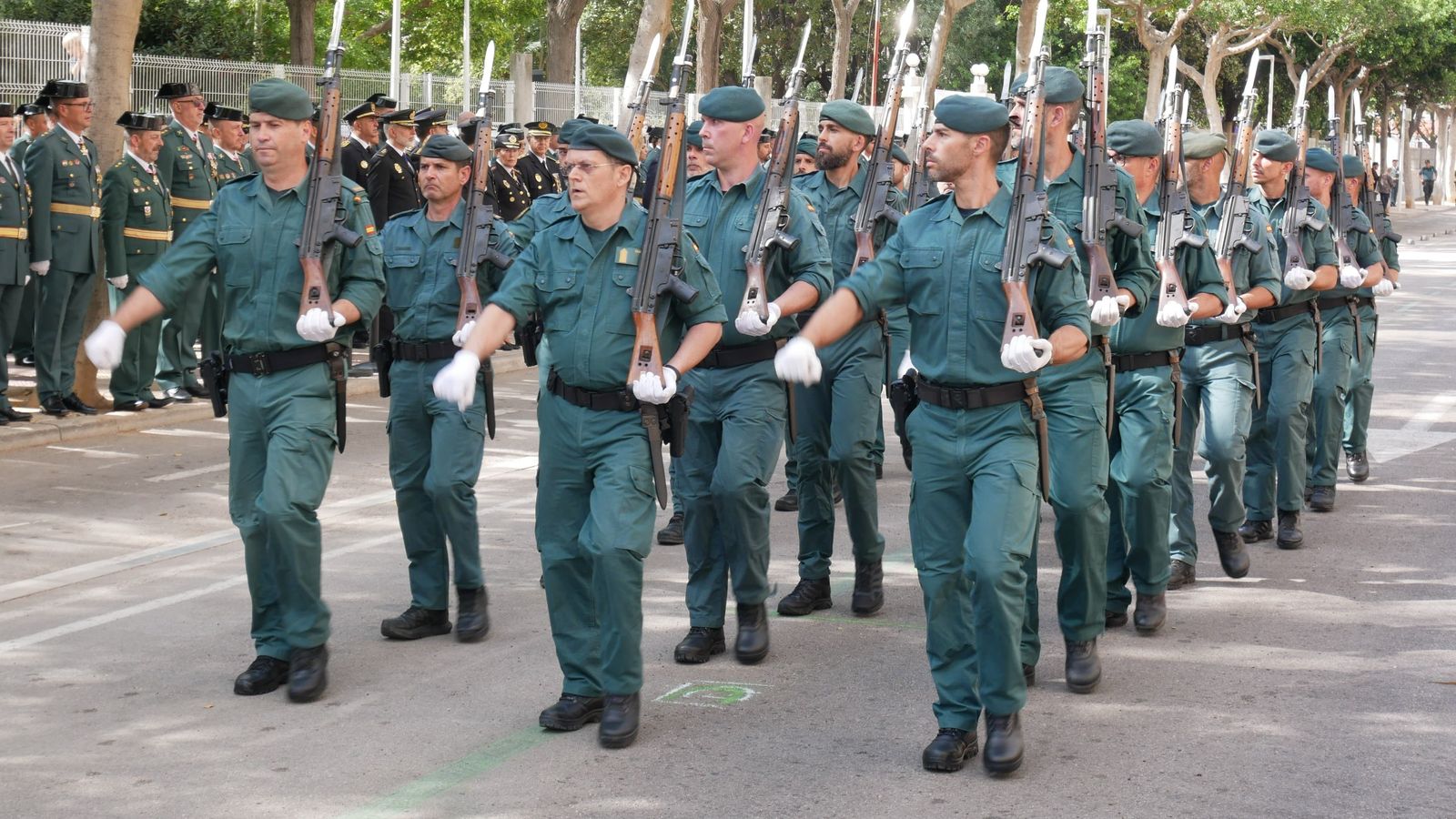 Desfilada celebrada a Cullera amb motiu del Dia de la Guàrdia Civil