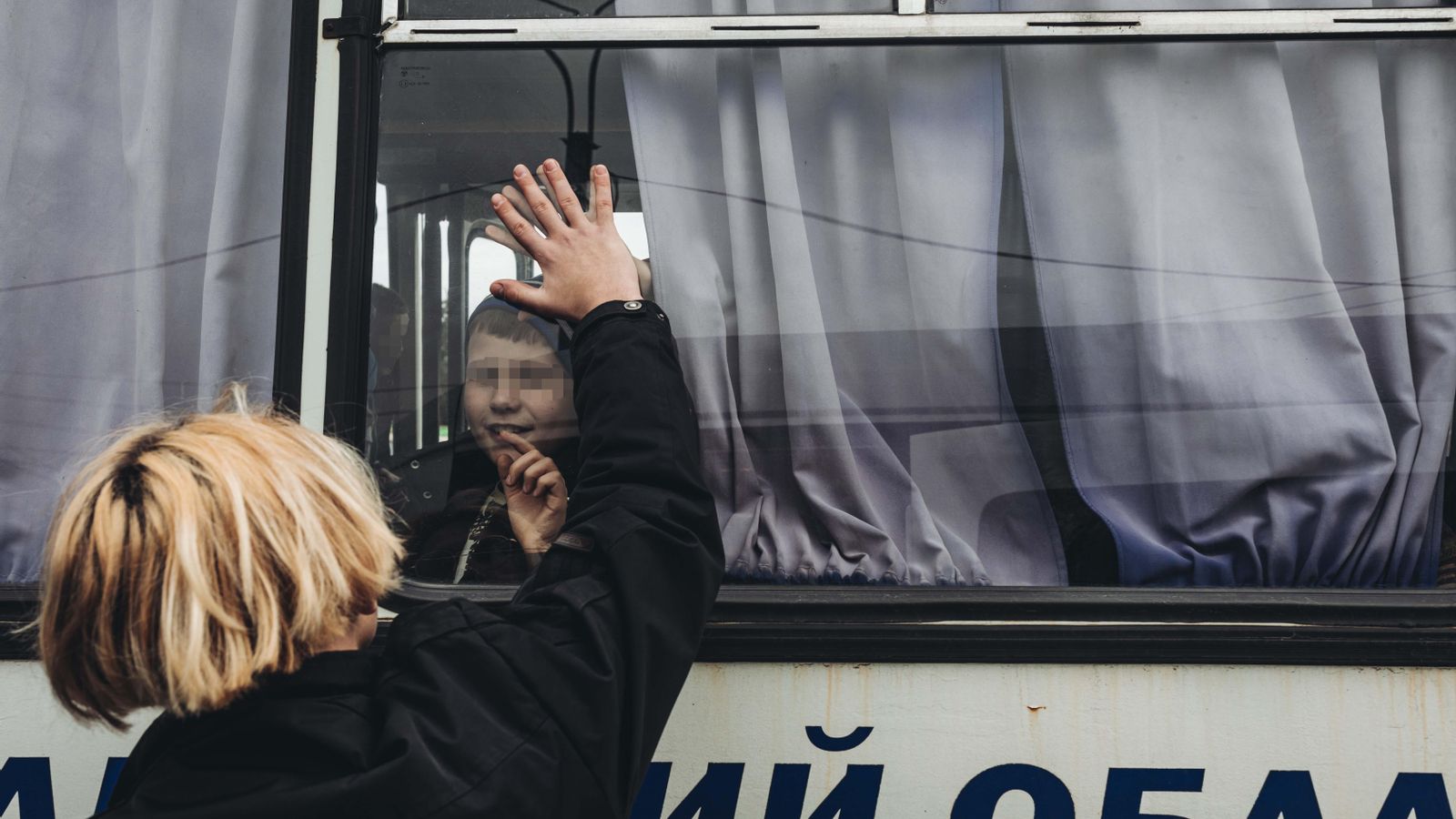 Dos joves s'acomiaden a la ciutat de Lugansk