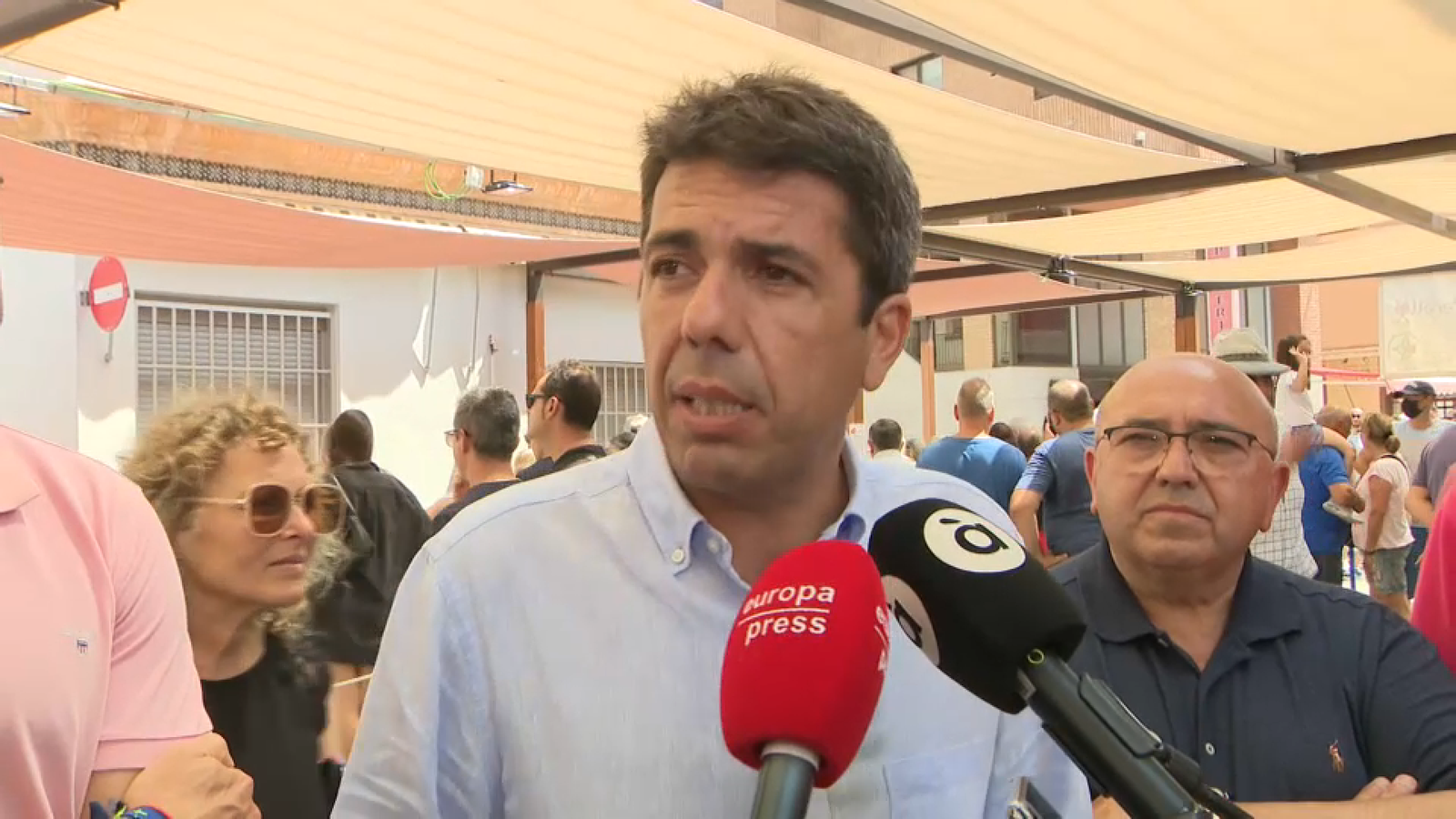 El president del PP, Carlos Mazón, atén els mitjans a la IX Fira de la Tomaca del Perelló