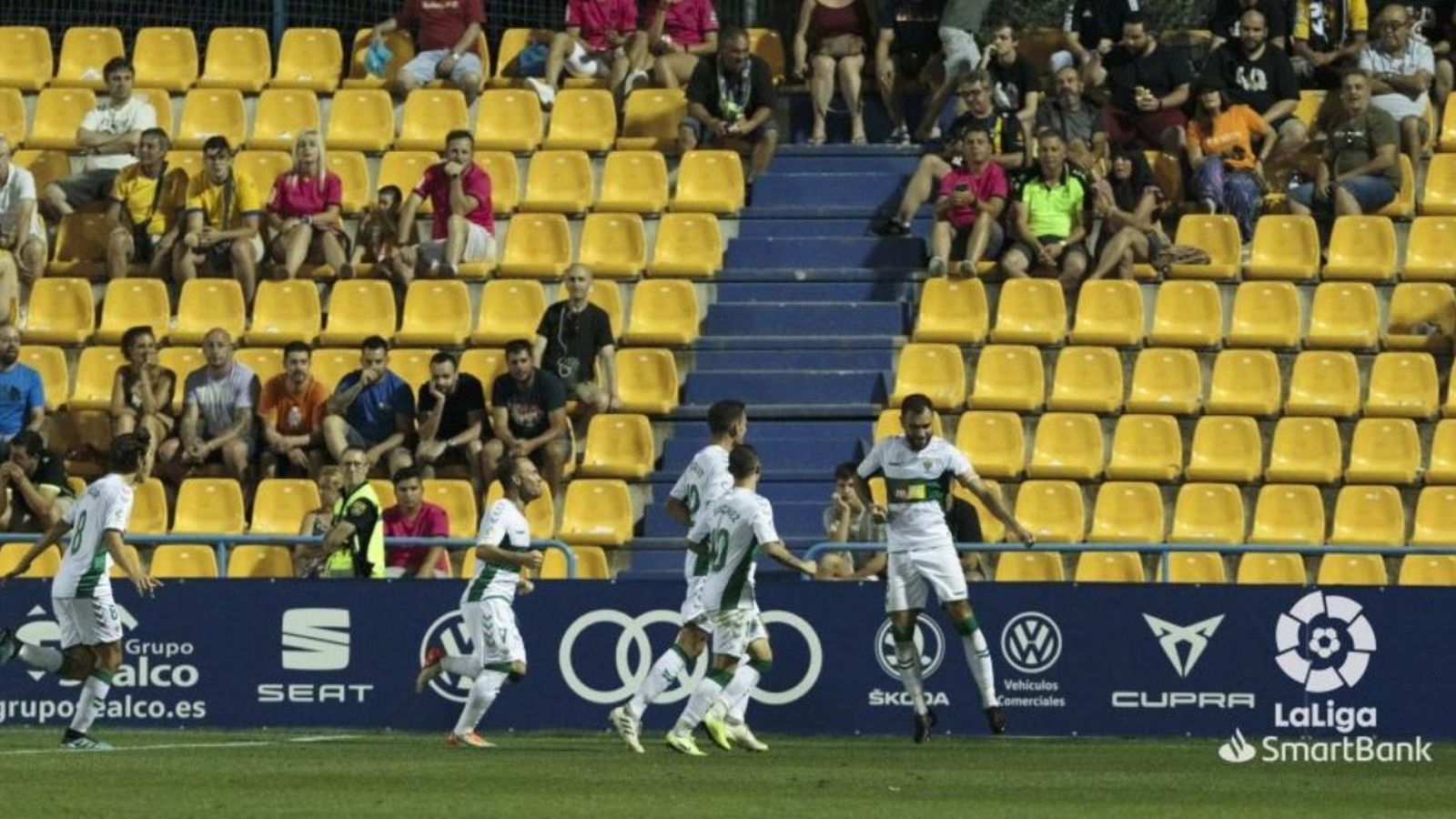 El central Gonzalo Verdú, l'heroi del partit, celebra uns dels dos gols que va marcar.