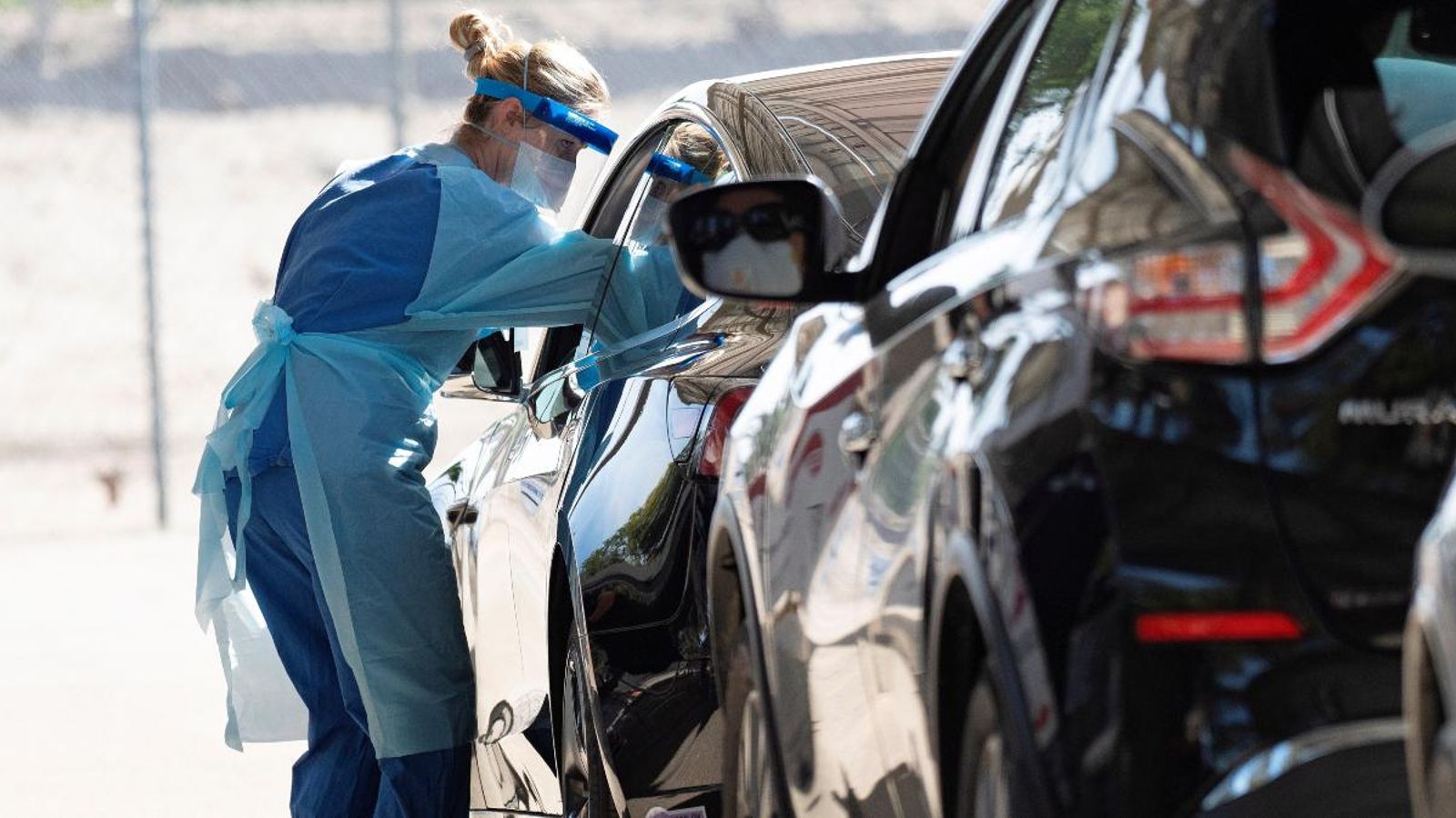 Una sanitària pren una mostra al conductor d’un vehicle a les portes d’un centre hospitalari de Califòrnia