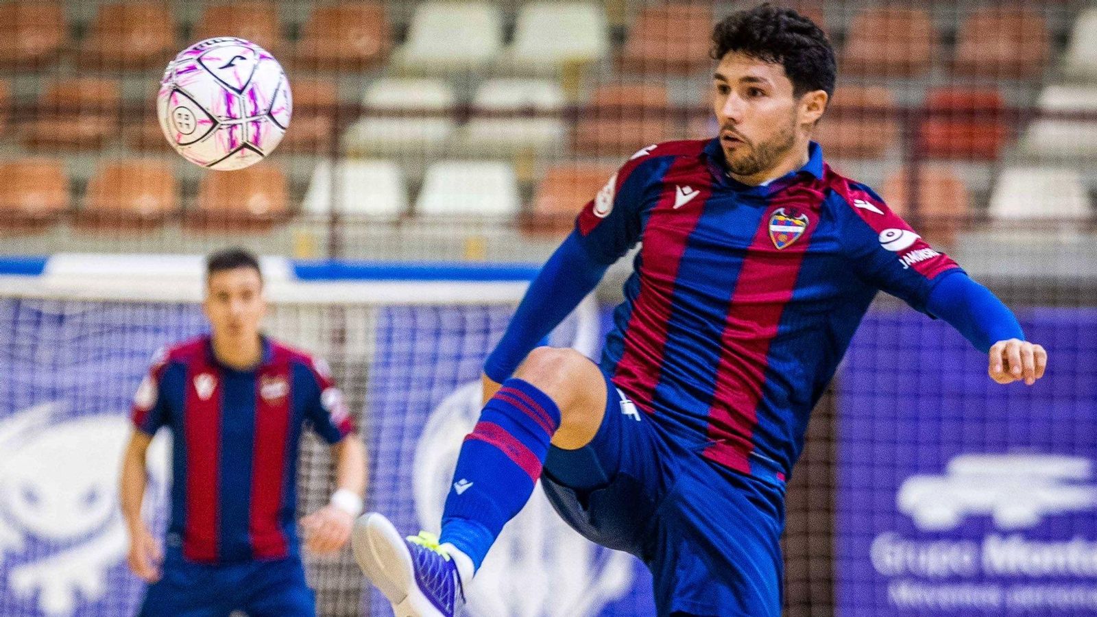 Roger controla una pilota