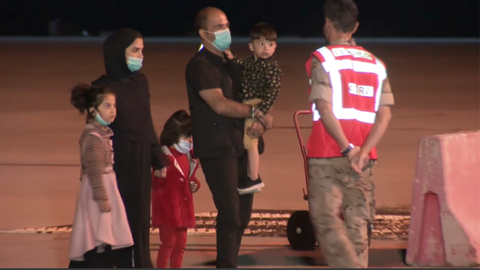 Imatge d'una de les familia de cinc membres que van arribar dilluns a Espanya