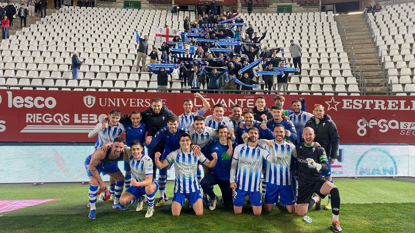 Els jugadors de l'Alcoià celebren el triomf amb l'afició desplaçada a Múrcia