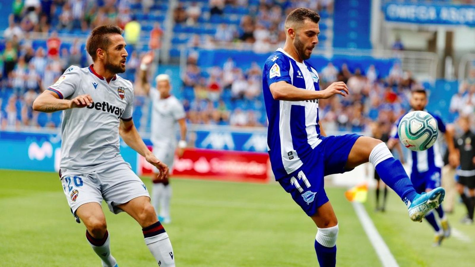 El jugador de l’Alabés, Luis Rioja, controla el baló sota pressió de Jorge Miramón, del Llevant UE.