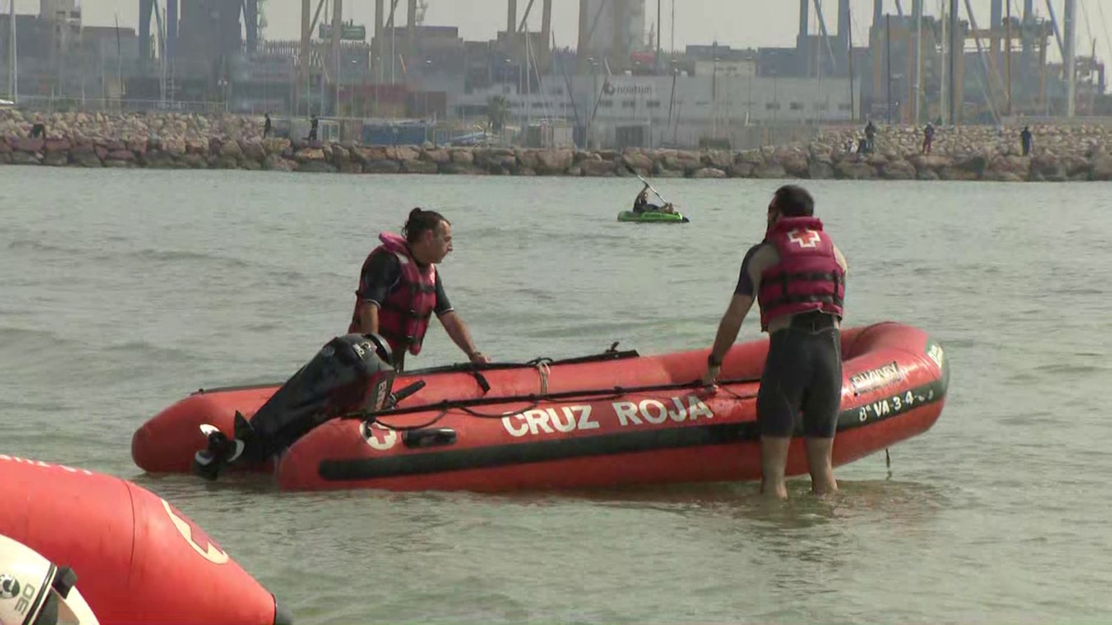 Els socorristes han completat un circuit, han nadat 200m i han tornat a la vora de la mar