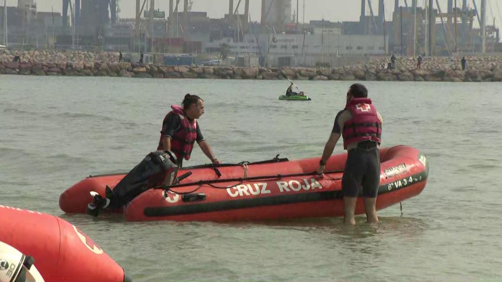 Els socorristes han completat un circuit, han nadat 200m i han tornat a la vora de la mar Els socorristes han completat un circuit, han nadat 200m i han tornat a la vora de la mar