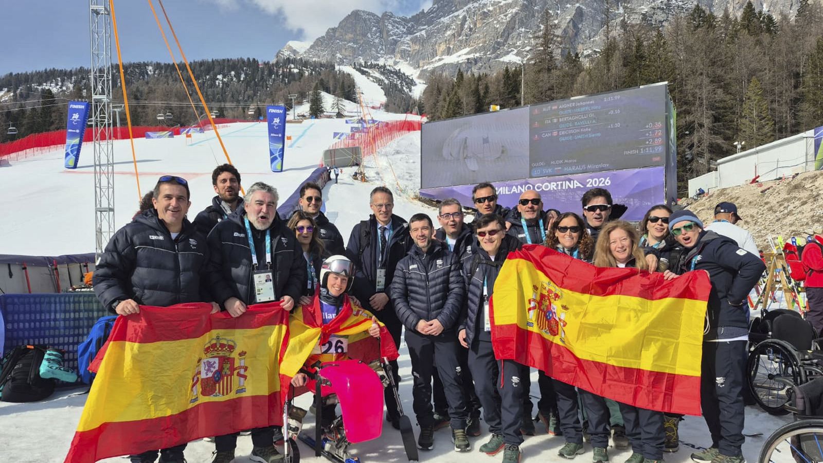 Audrey Pascual posa junt als seus pares i germà, al secretari d'Estat per a l'Esport, José Manuel Rodríguez Uribes; al ministre Pablo Bustinduy; i al president del Comité Paralímpic Espanyol, Alberto Durán
