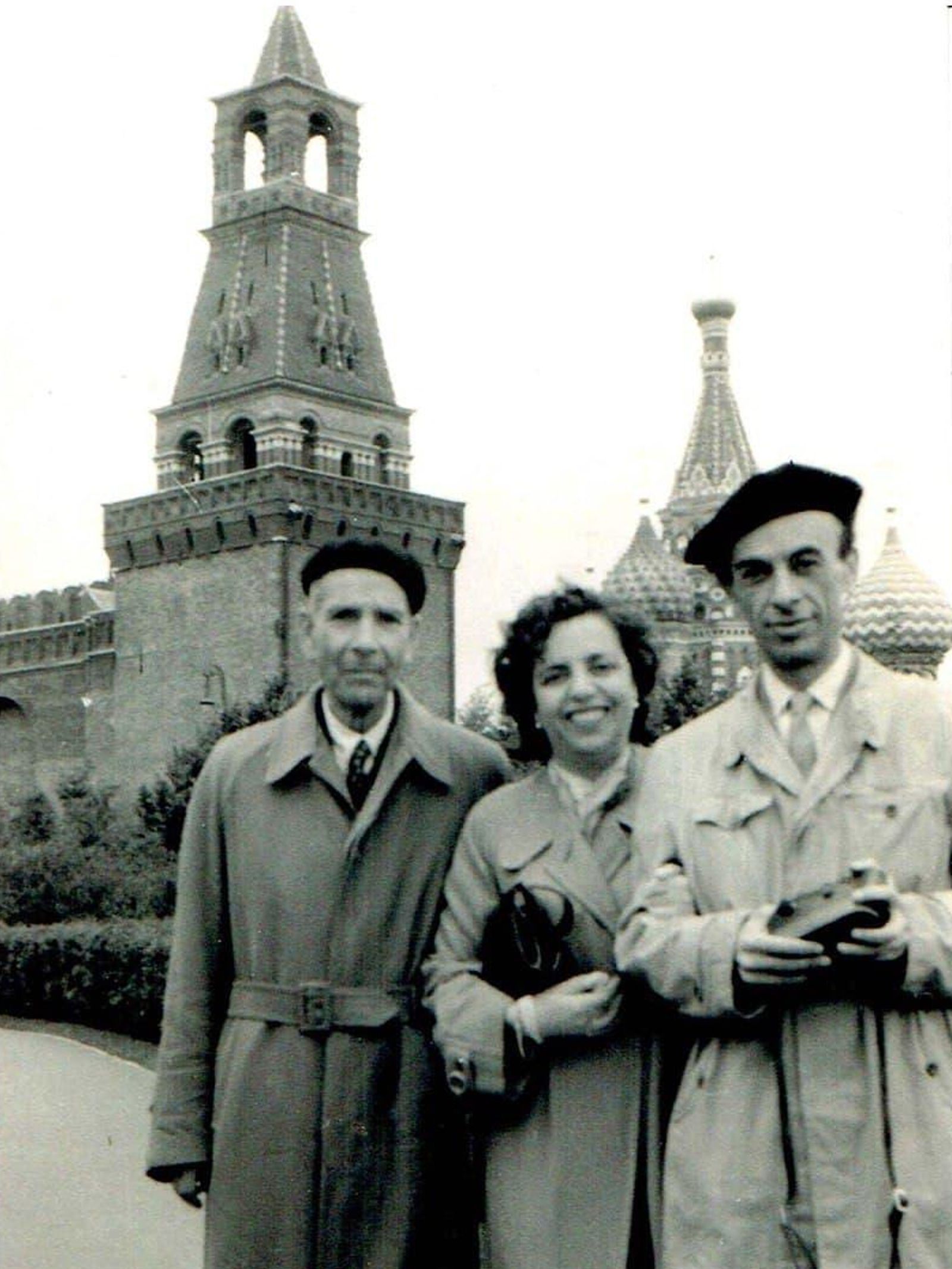 Alejandra flanquejada per son pare i el seu marit, a Moscou, a finals dels anys cinquanta