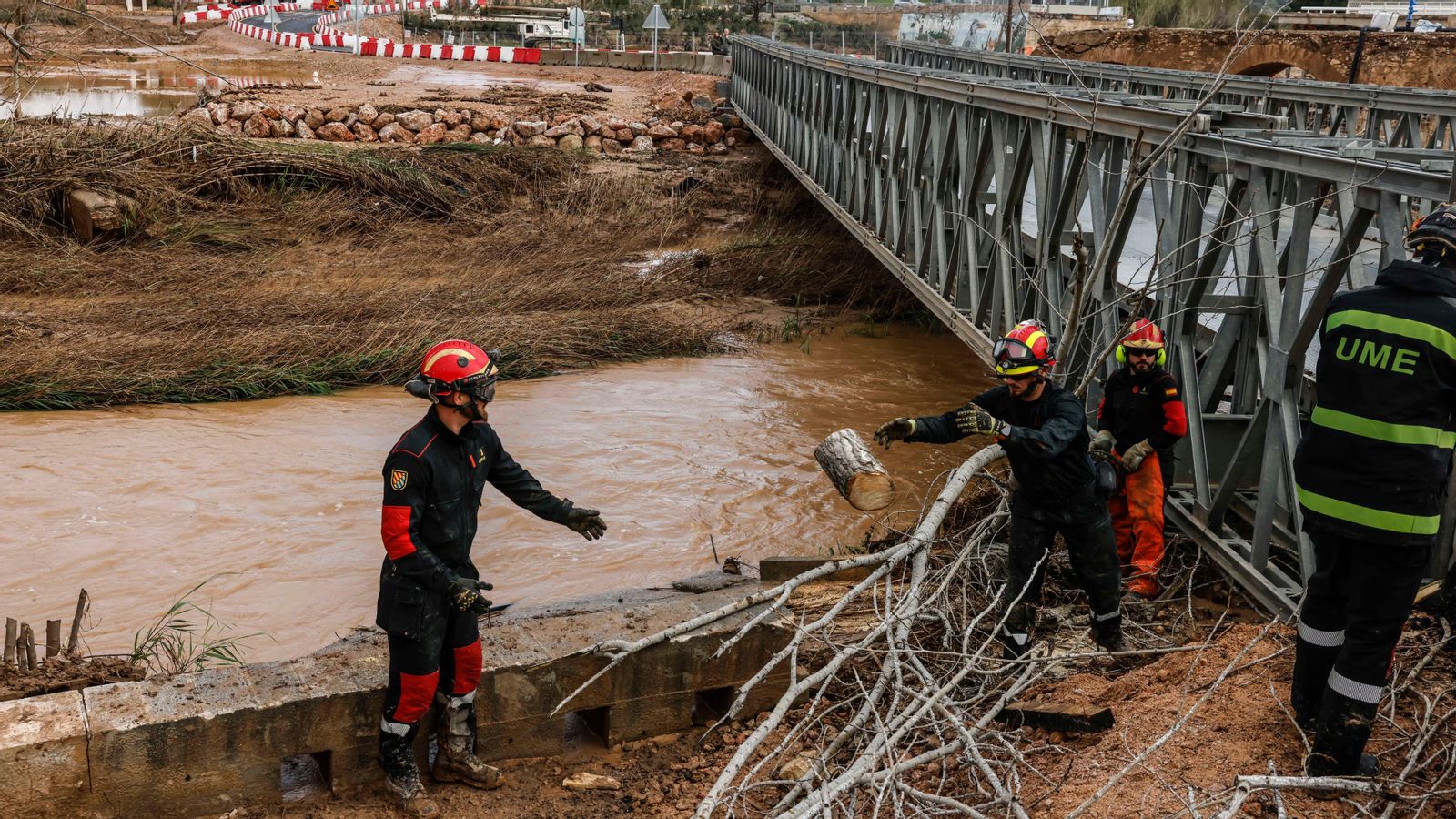 Efectius de l'UME treballen prop del riu, a Riba-roja de Túria