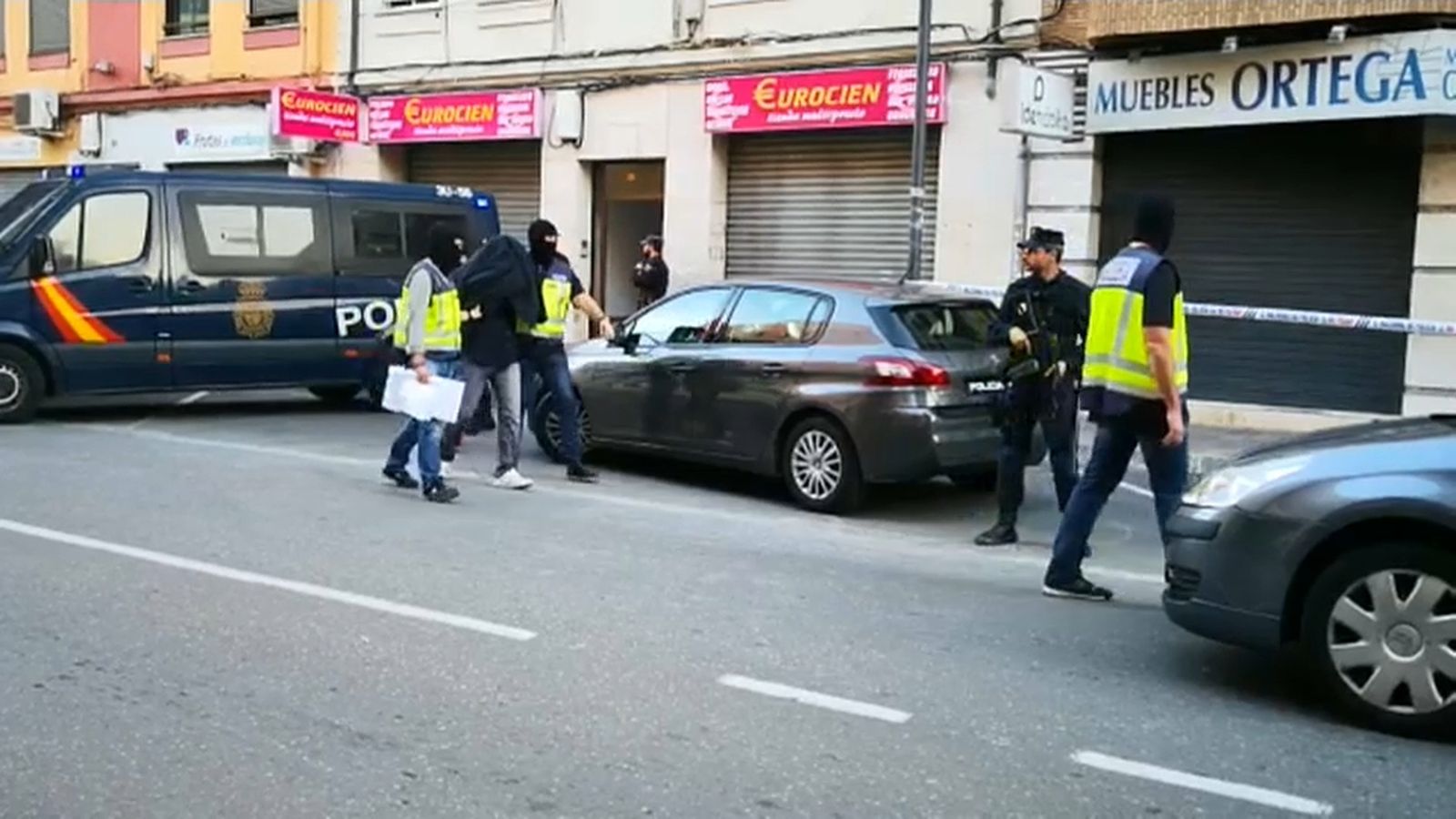 Imatges del moment en què ix el detingut a Alaquàs després d'haver estat present en l'escorcoll de la seua vivenda durant 9 hores
