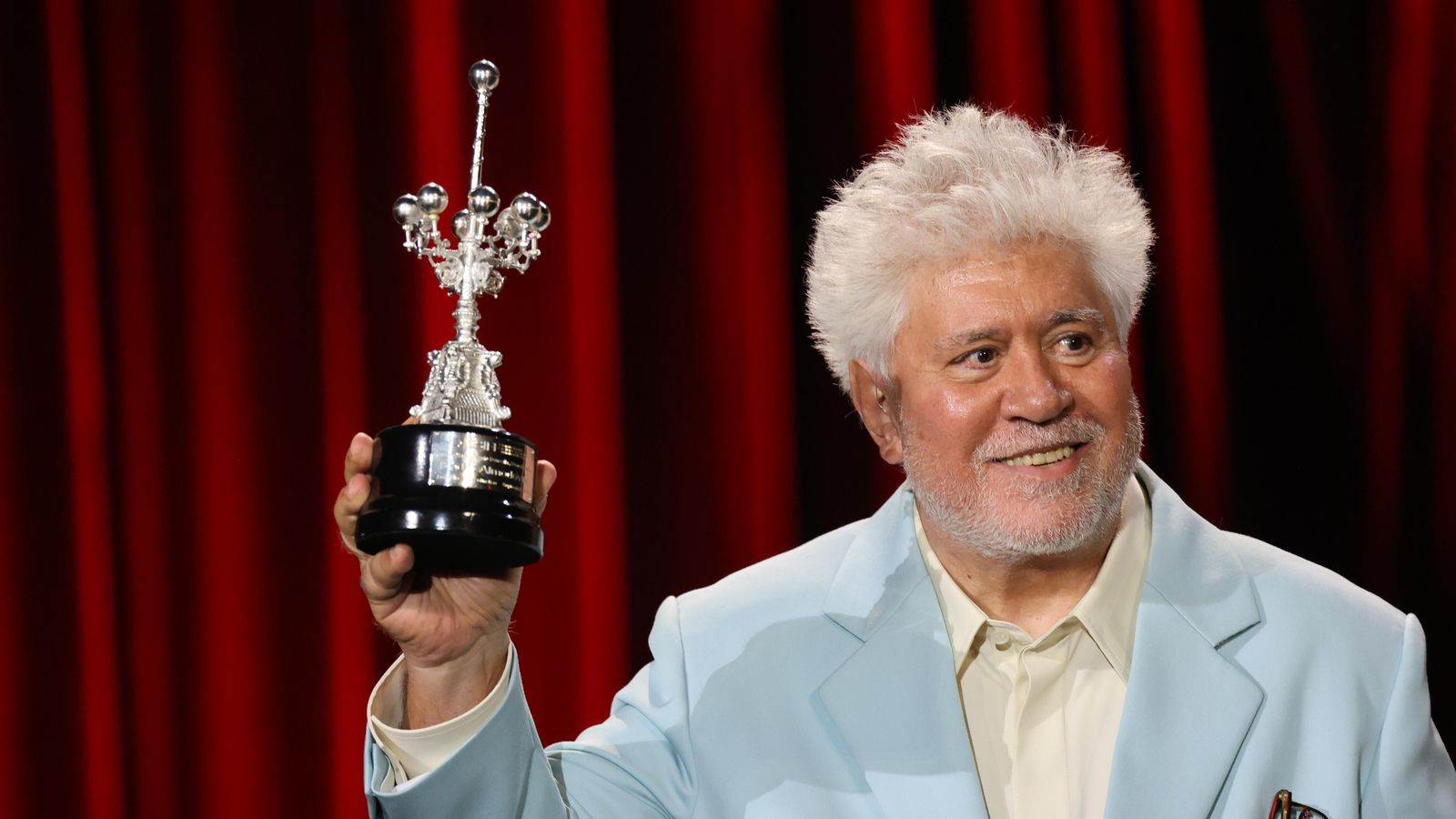 Pedro Almodóvar rep el premi Donostia en reconeixement de la seua trajectòria