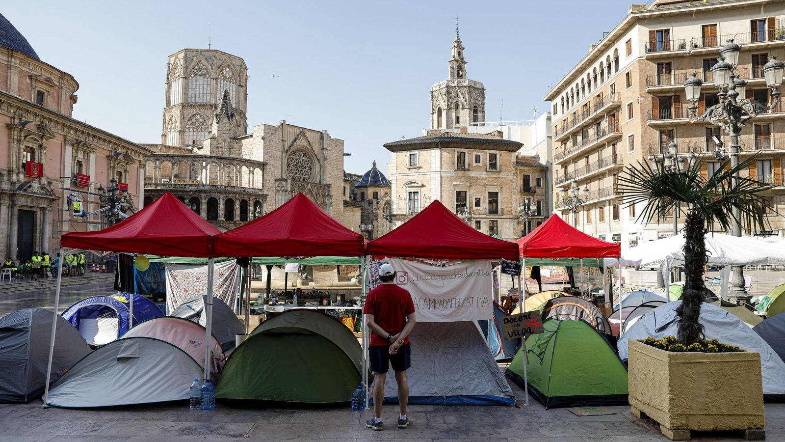L'acampada de docents, en la nova ubicació a un racó de la plaça de la Mare de Déu