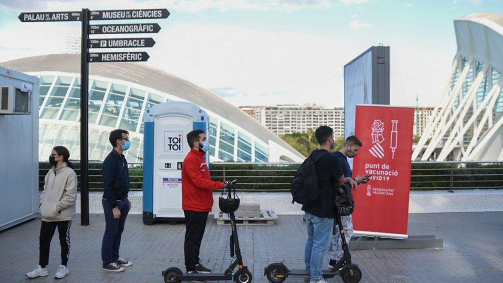 Un grup de persones fa cua per a rebre la vacuna contra la Covid-19 al punt de vacunació
