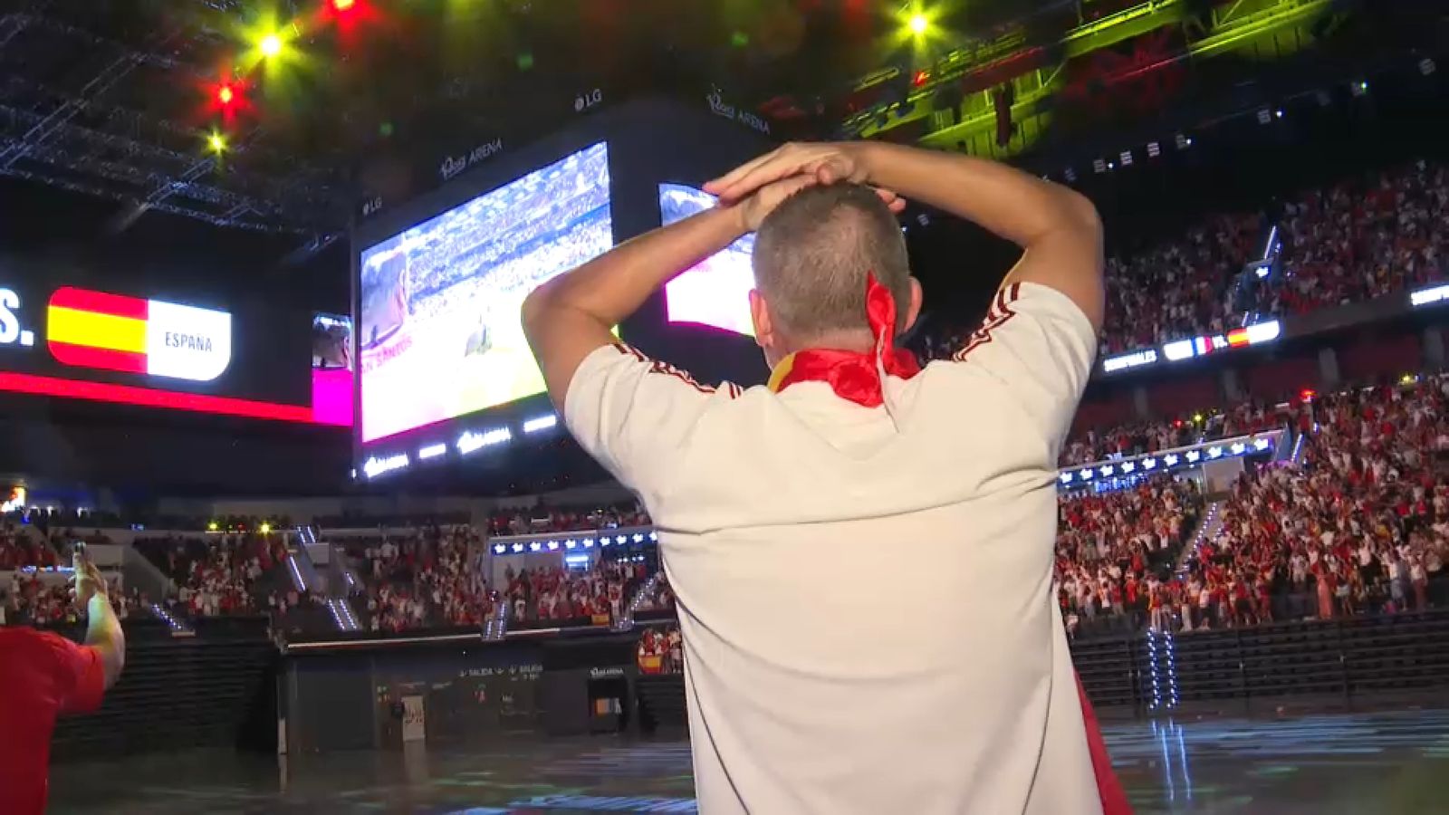 Un espectador veu el partit al Roig Arena