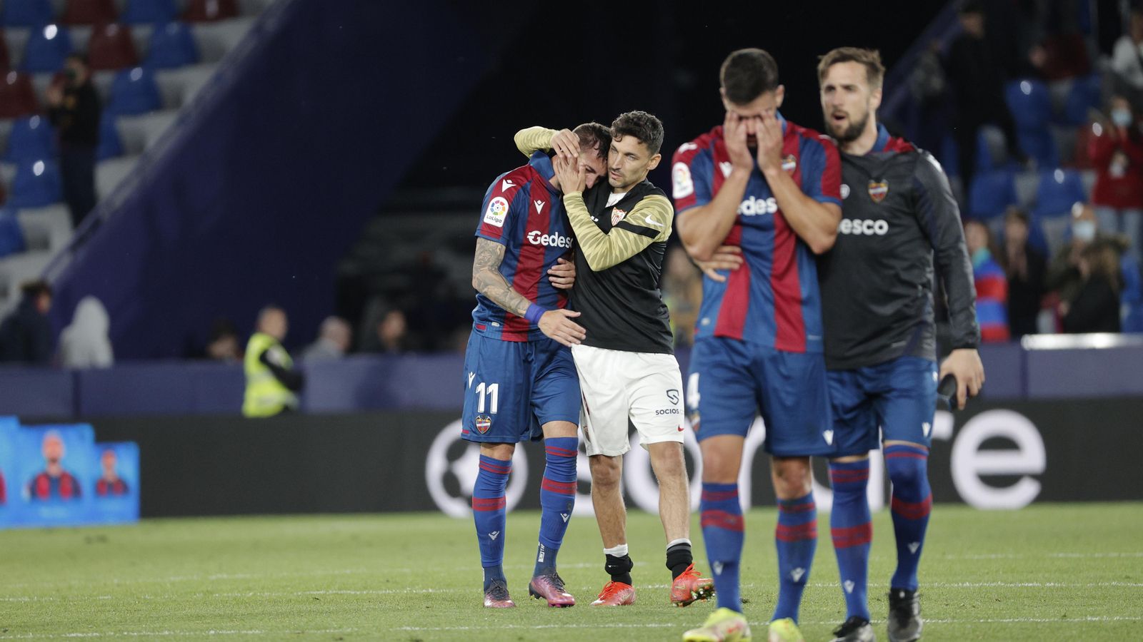Morales és consolat per Jesús Navas a la fi del partit Morales és consolat per Jesús Navas a la fi del partit
