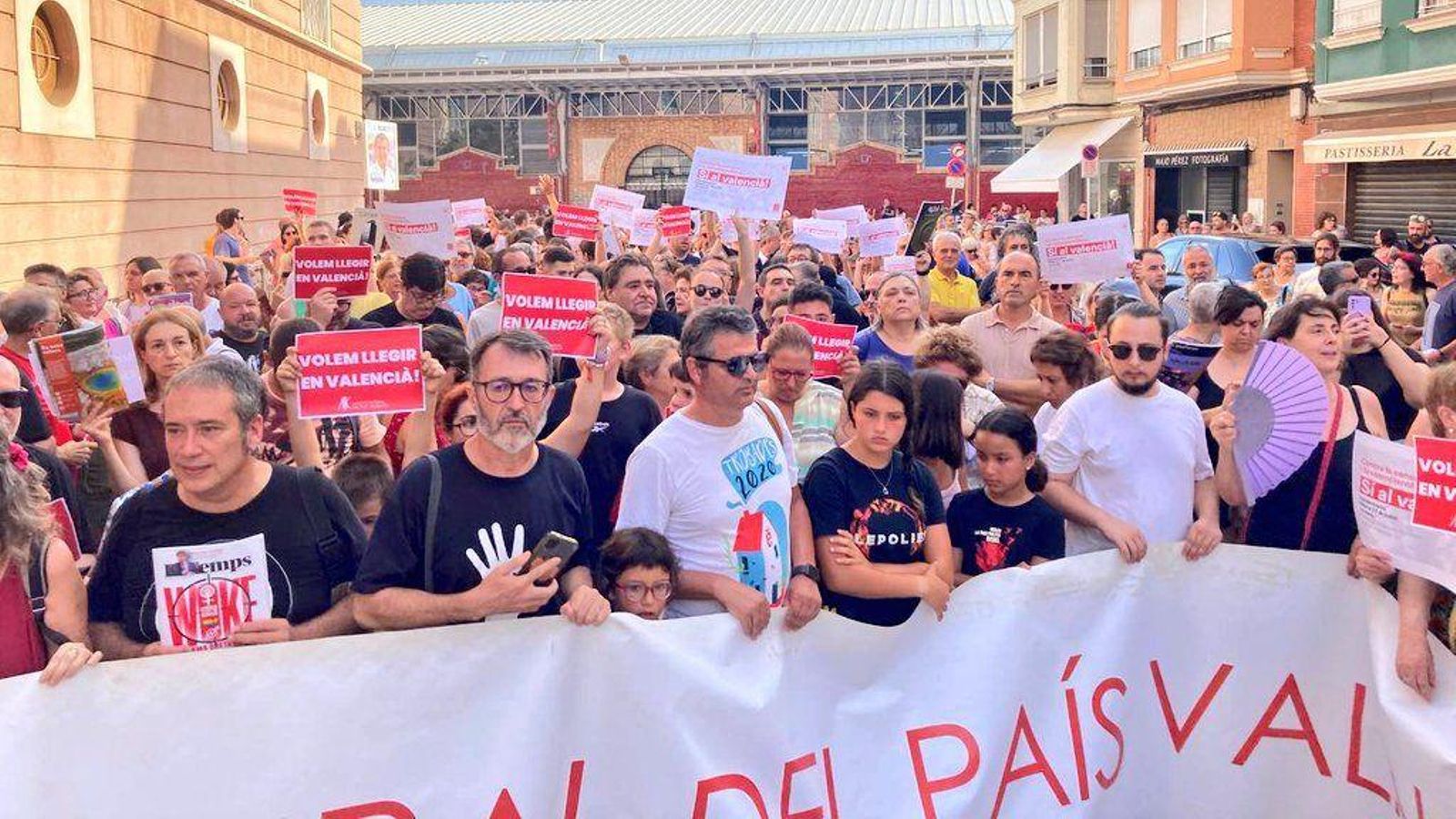 Centenars de persones es manifesten davant la Biblioteca Municipal de Borriana