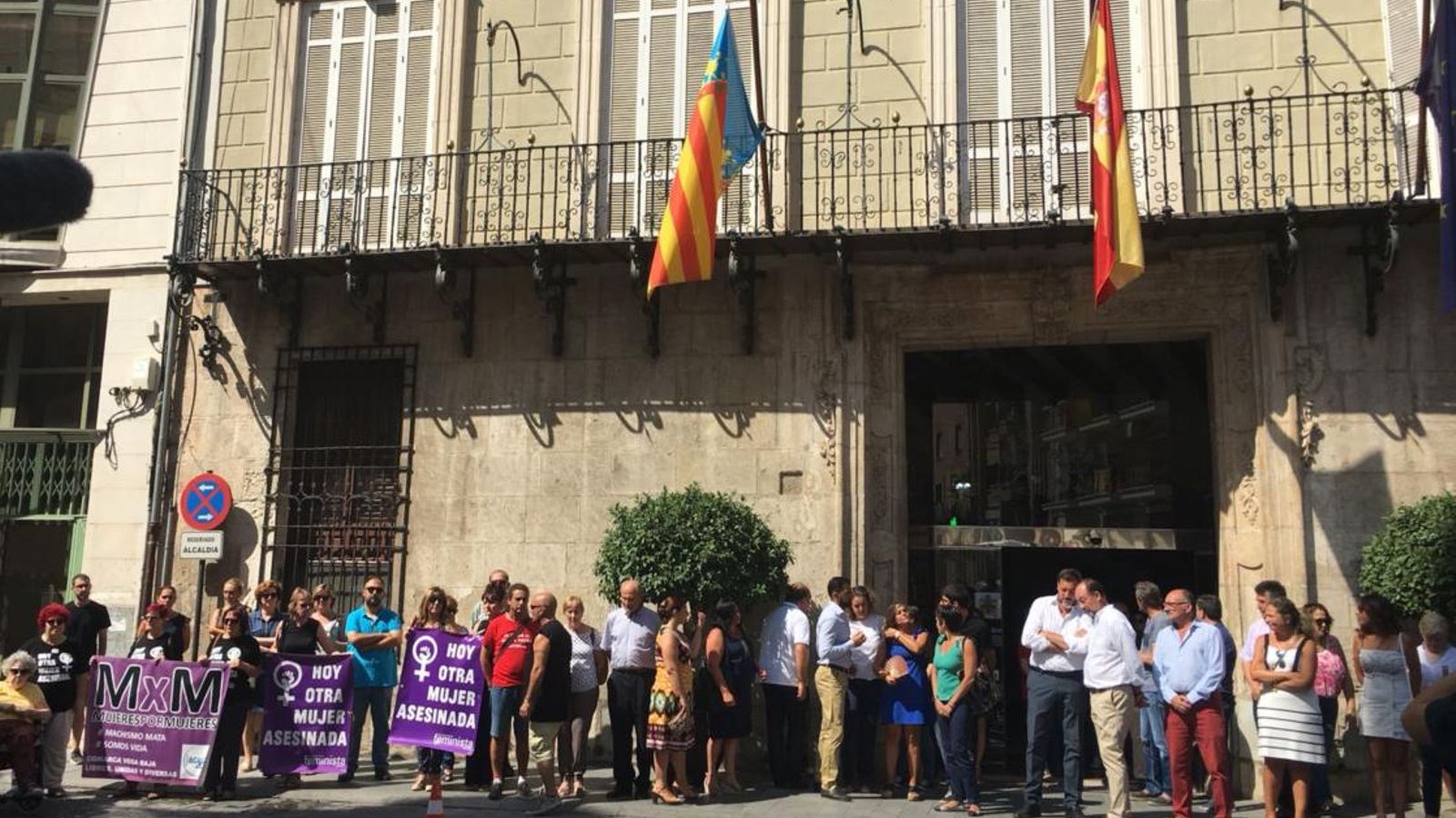 A les 12 hores s'ha celebrat una concentració de repulsa contra la violència masclista davant de l'Ajuntament d'Oriola