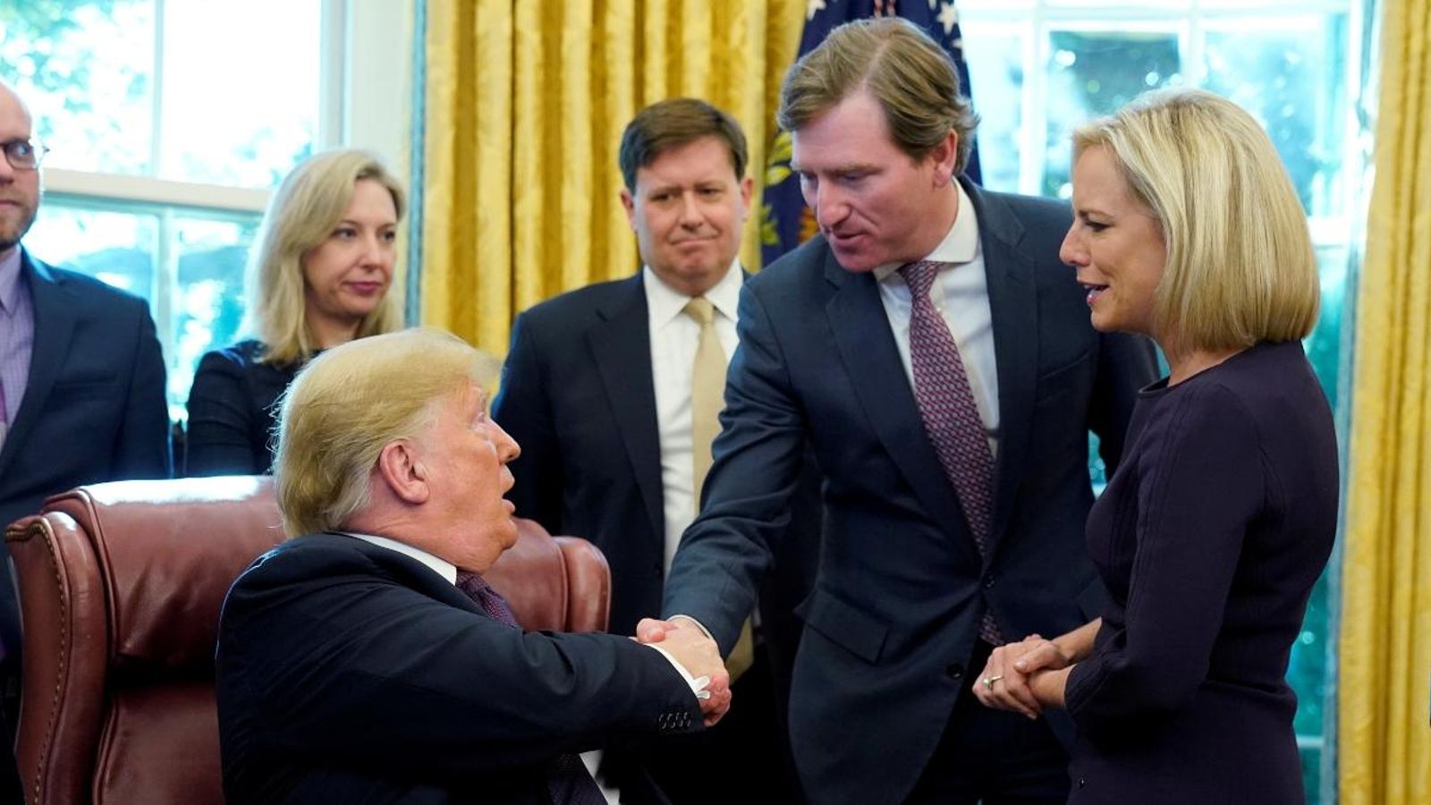 Trump i el fins ara cap de Ciberseguretat dels Estats Units, Chris Krebs, es donen la mà en una imatge d'arxiu