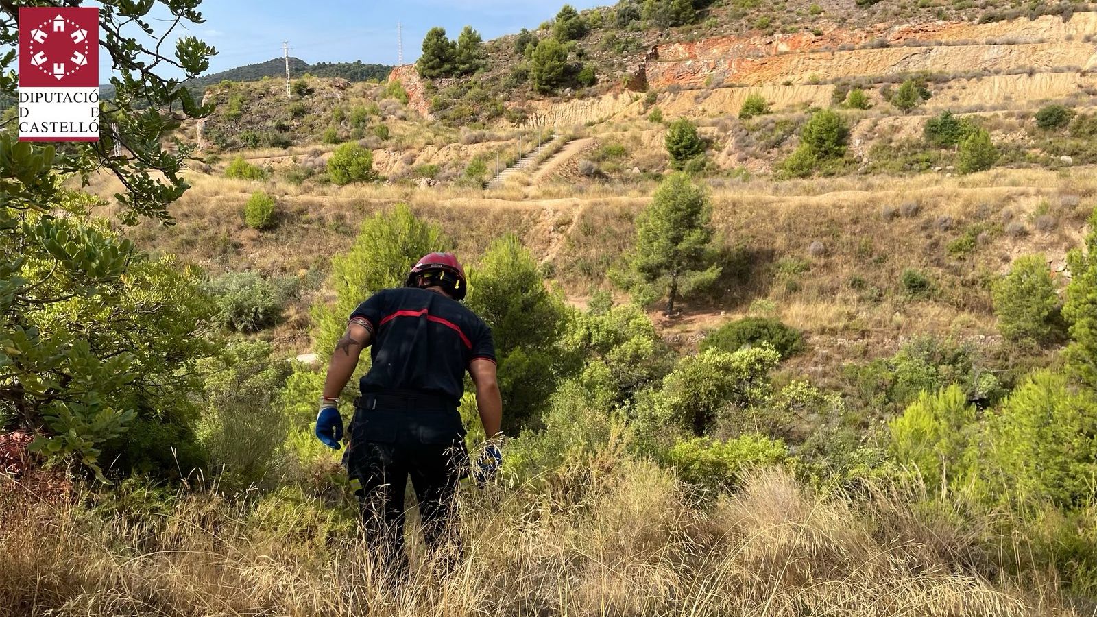 Portada: Un dels bombers del Consorci Provincial de Castelló que participa en el dispositiu de cerca
