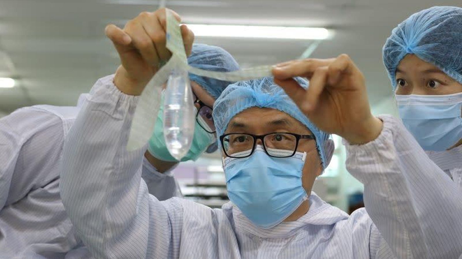 L'inventor del Wondaleaf, John Tang Ing Ching, revisa el condó unisex a la seua fàbrica en Sibu, Malàisia