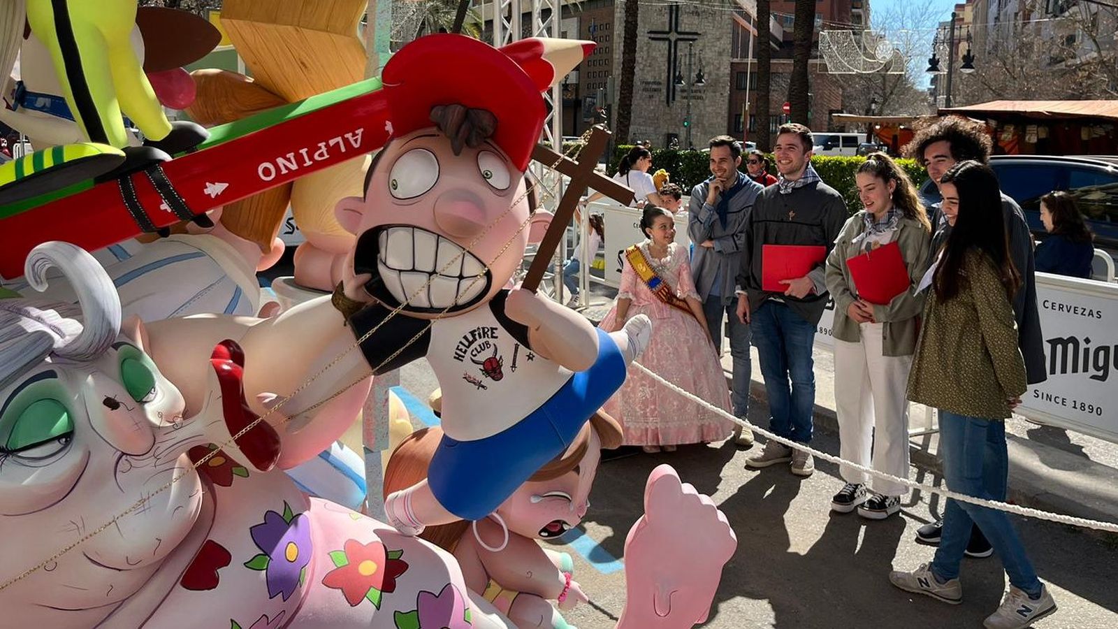 El jurat dels premis La Colla, que lliura À Punt als monuments més compromesos amb els valors de la infància, recorre les falles de la ciutat aquest dimecres