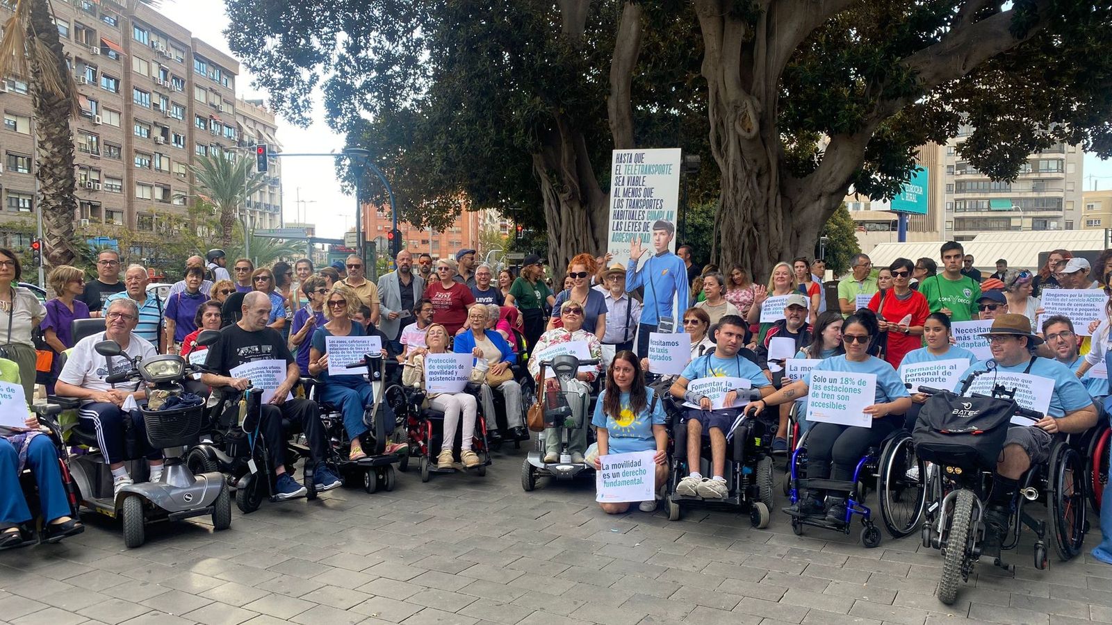 Algunes de les persones que han participat en l'acció per a reivindicar l'accessibilitat real en carrers i transport públic d'Alacant