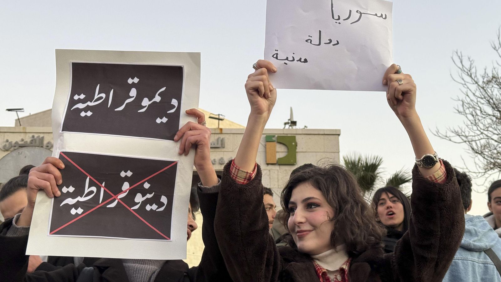 Centenares de sirios se concentran en Damasco para pedir al nuevo Gobierno un país laico