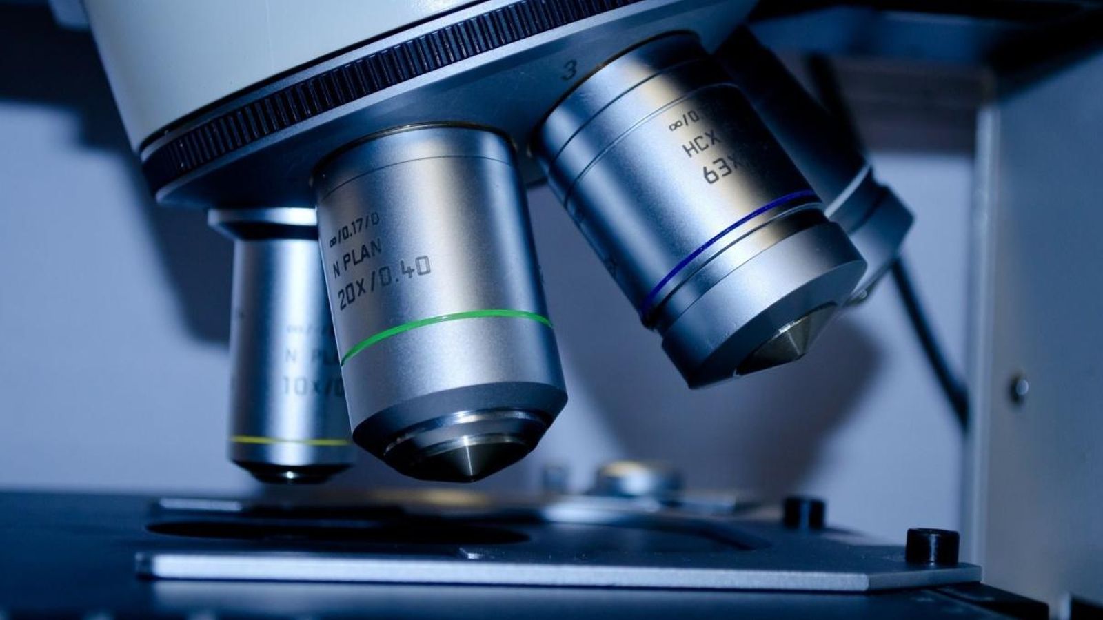 Un microscopi, en una imatge d'arxiu