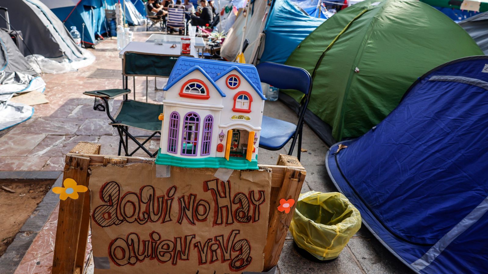 Un dels cartells que, en modo irònic, reivindica l'accés a la vivenda en l'acampada per l'habitatge que hi ha al centre de València