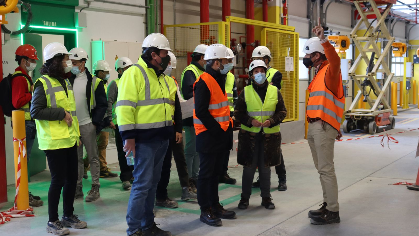 Visita de l'alcaldessa Carmina Ballester a les instal·lacions que està a punt d'obrir Amazon a Onda