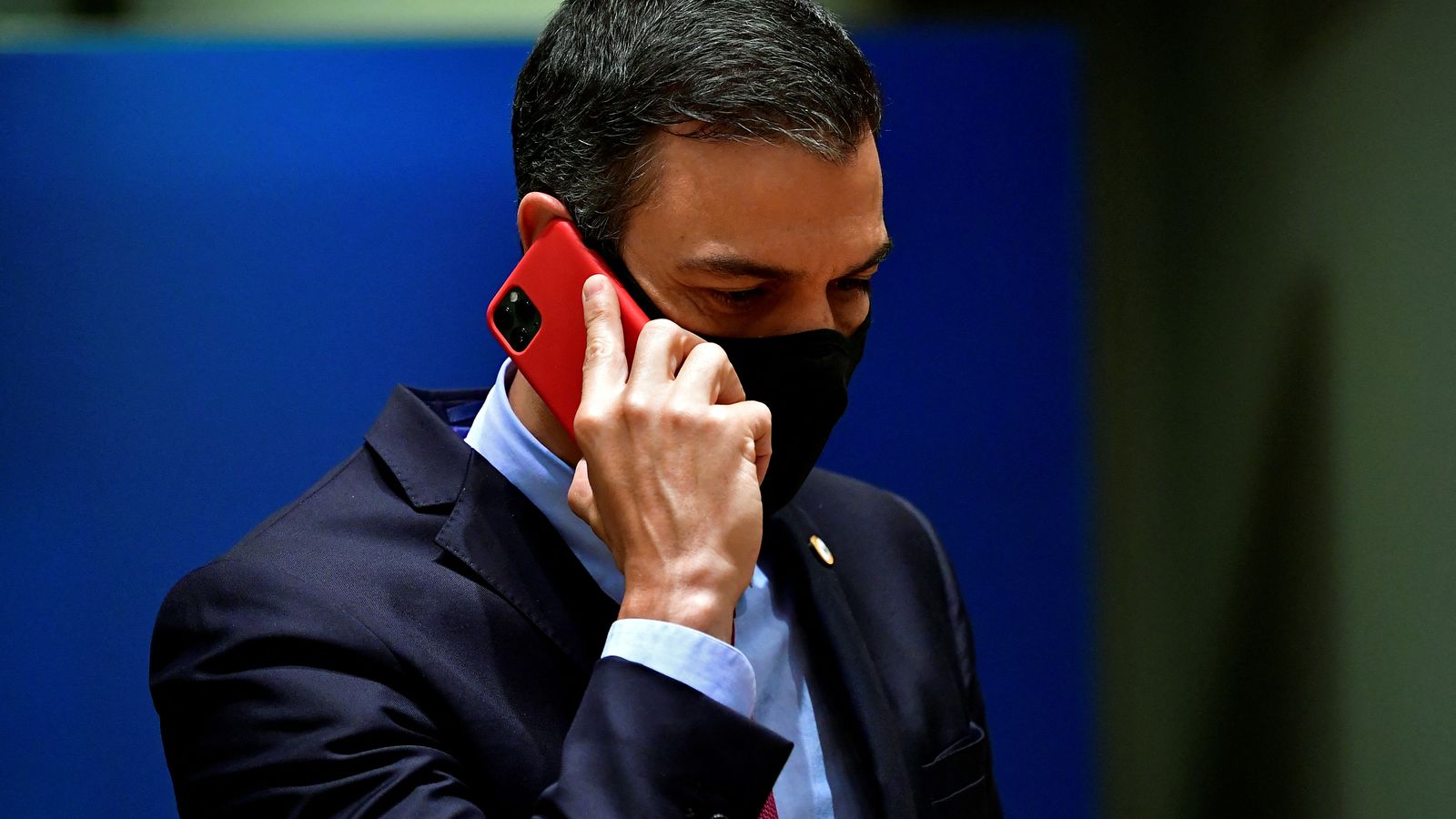 El president del govern, Pedro Sánchez, parla amb el telèfon mòbil en una imatge d'arxiu