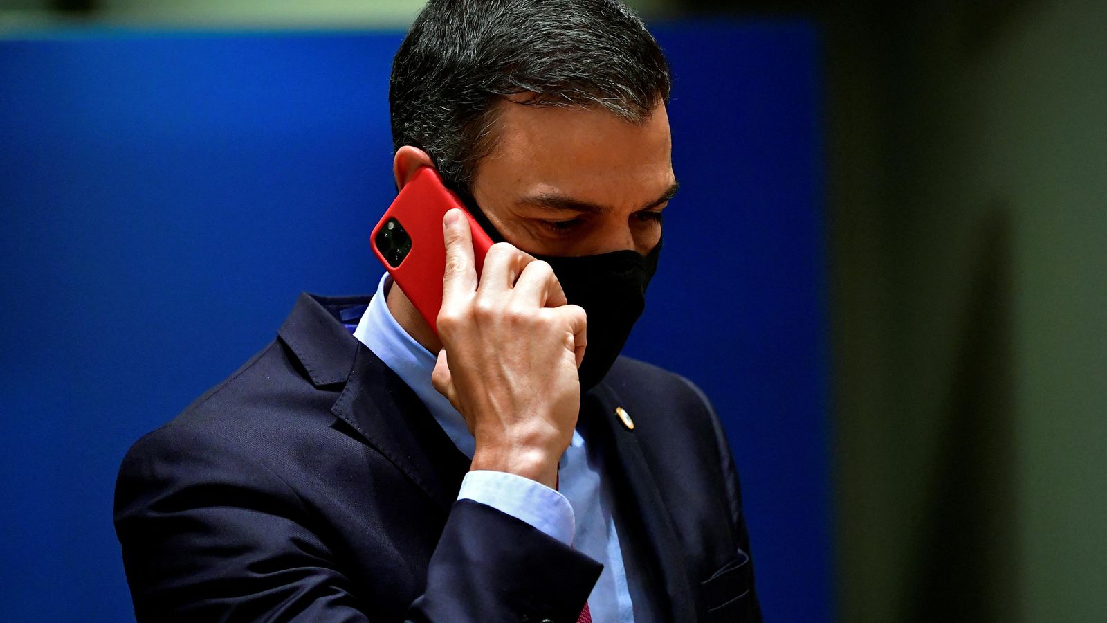 El president del govern, Pedro Sánchez, parla amb el telèfon mòbil en una imatge d'arxiu