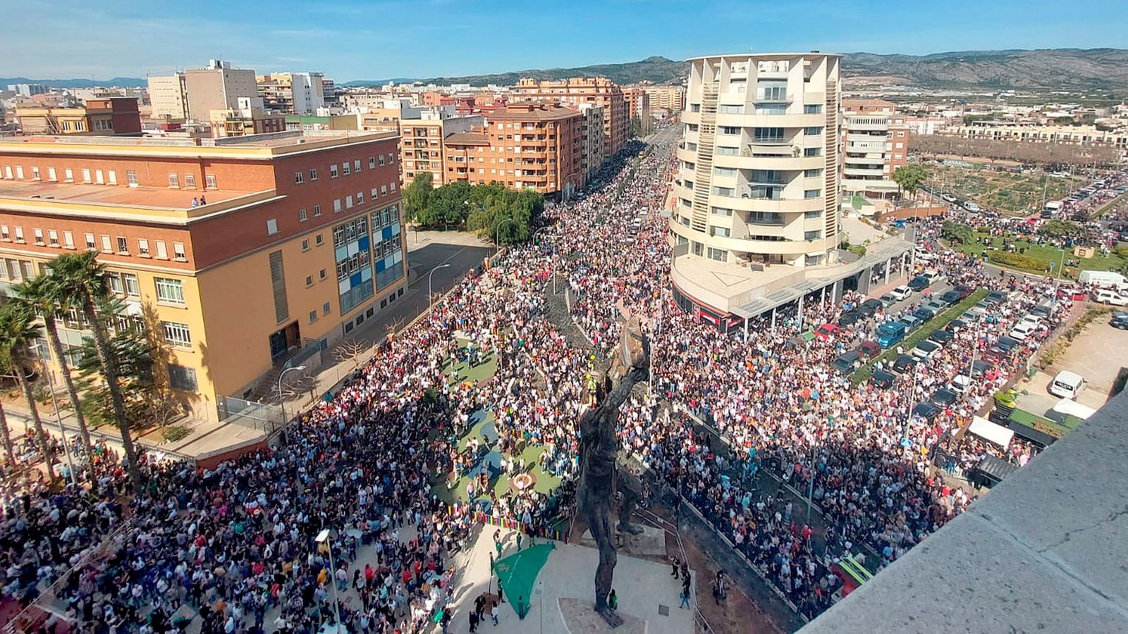 Vista aèria de la imposició del mocador al gegant Tombatossals