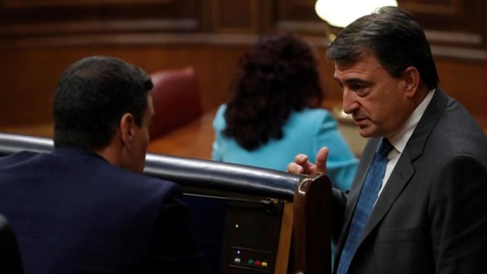 Imatge d'arxiu del president del govern, Pedro Sánchez, i el portaveu del PNB, Aitor Esteban, al Congrés