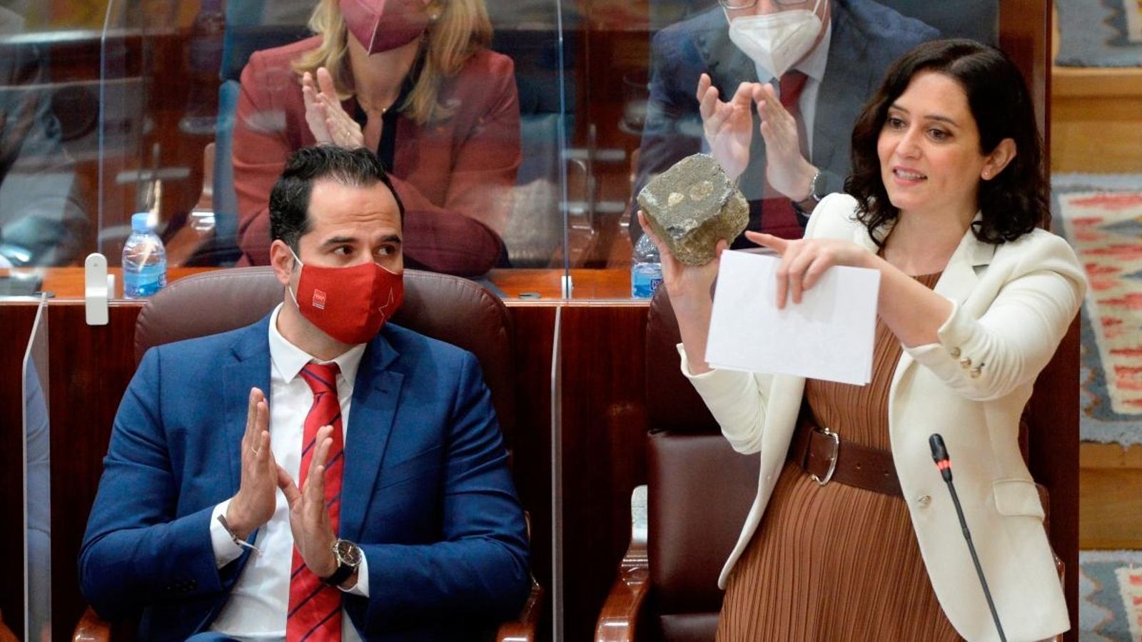 Isabel Díaz Ayuso mostra un llambordí en el ple de l'Assemblea de Madrid aquest dijous
