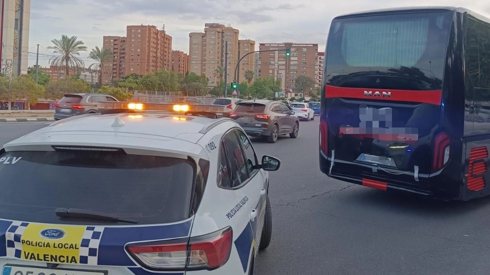 EuropaPress_7467216_autobus_interceptado_policia_local