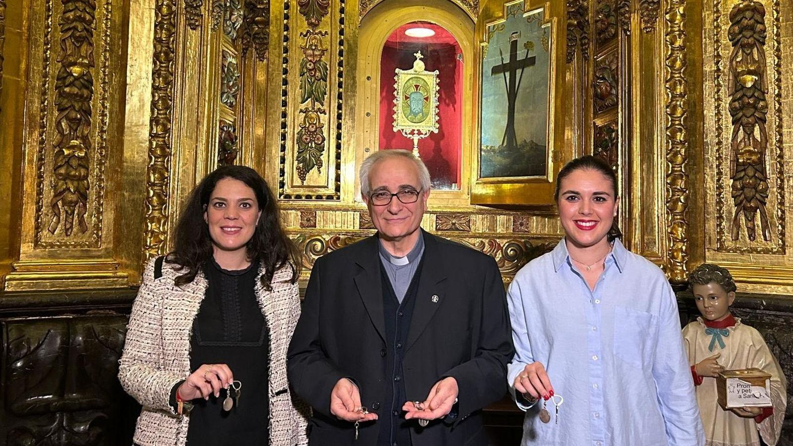 Les dues regidores síndiques d'Alacant, Cristina Cutanda i Nayma Beldjilali, i el capellà del monestir de Santa Faç, Miguel Ángel Cremades.