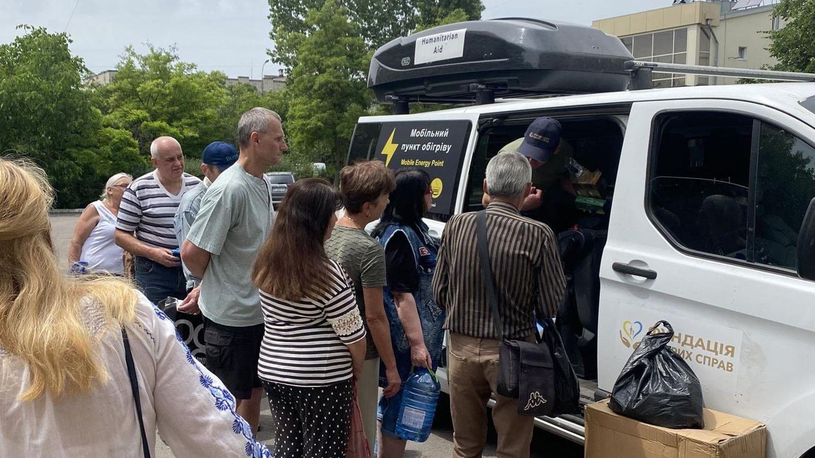 Persones afectades per la inundació recullen ajuda humanitària a Kherson