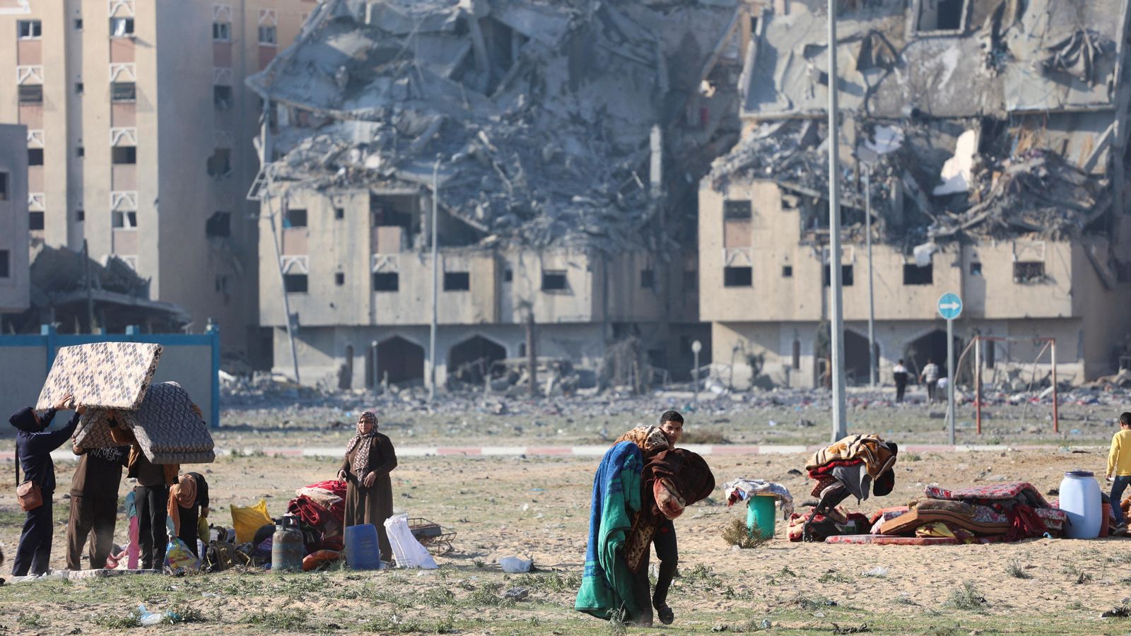 Palestins carreguen les seues pertinences a Khan Youni després de la nova orde d'evacuació d'Israel i la destrucció del seu habitatge