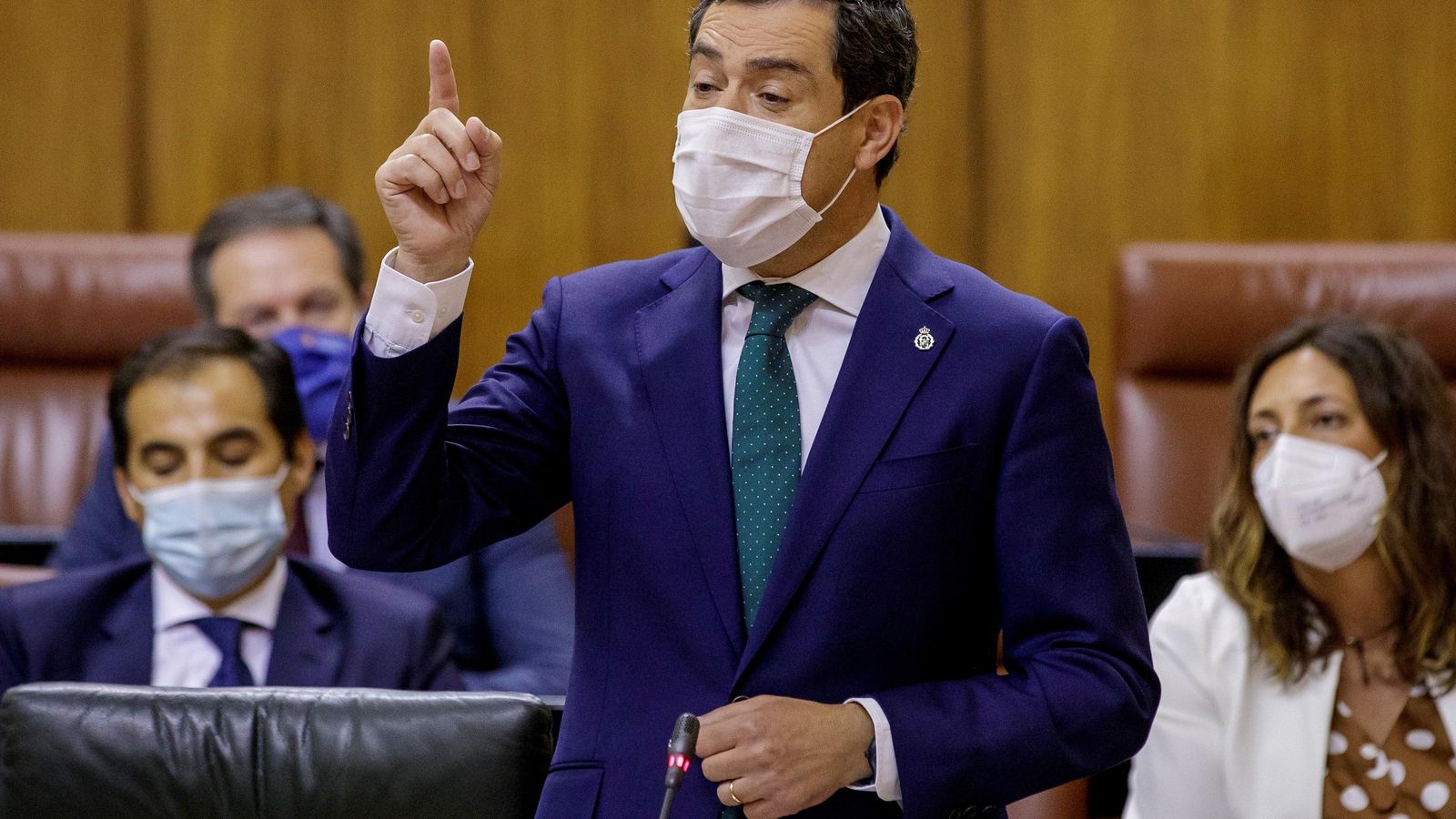 El president andalús, Juanma Moreno, en la sessió de control al Govern aquest dijous en el Parlament d'Andalusia a Sevilla