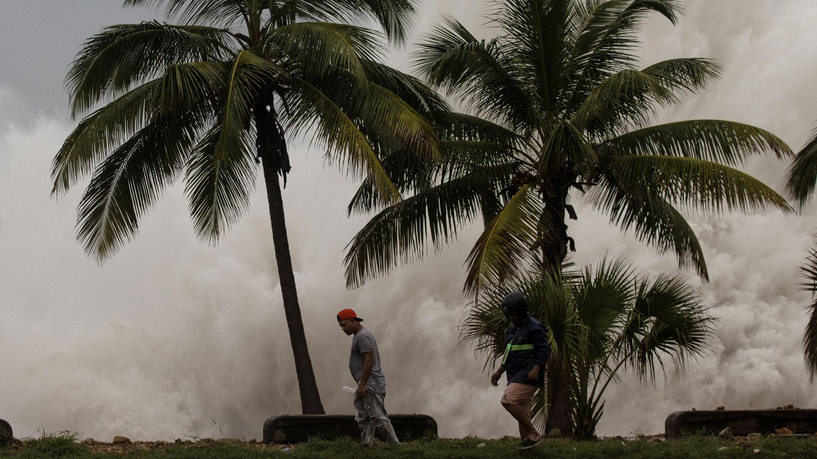 Intens onatge, davant l'avanç de l'huracà Beryl, este dimarts a Santo Domingo (República Dominicana)